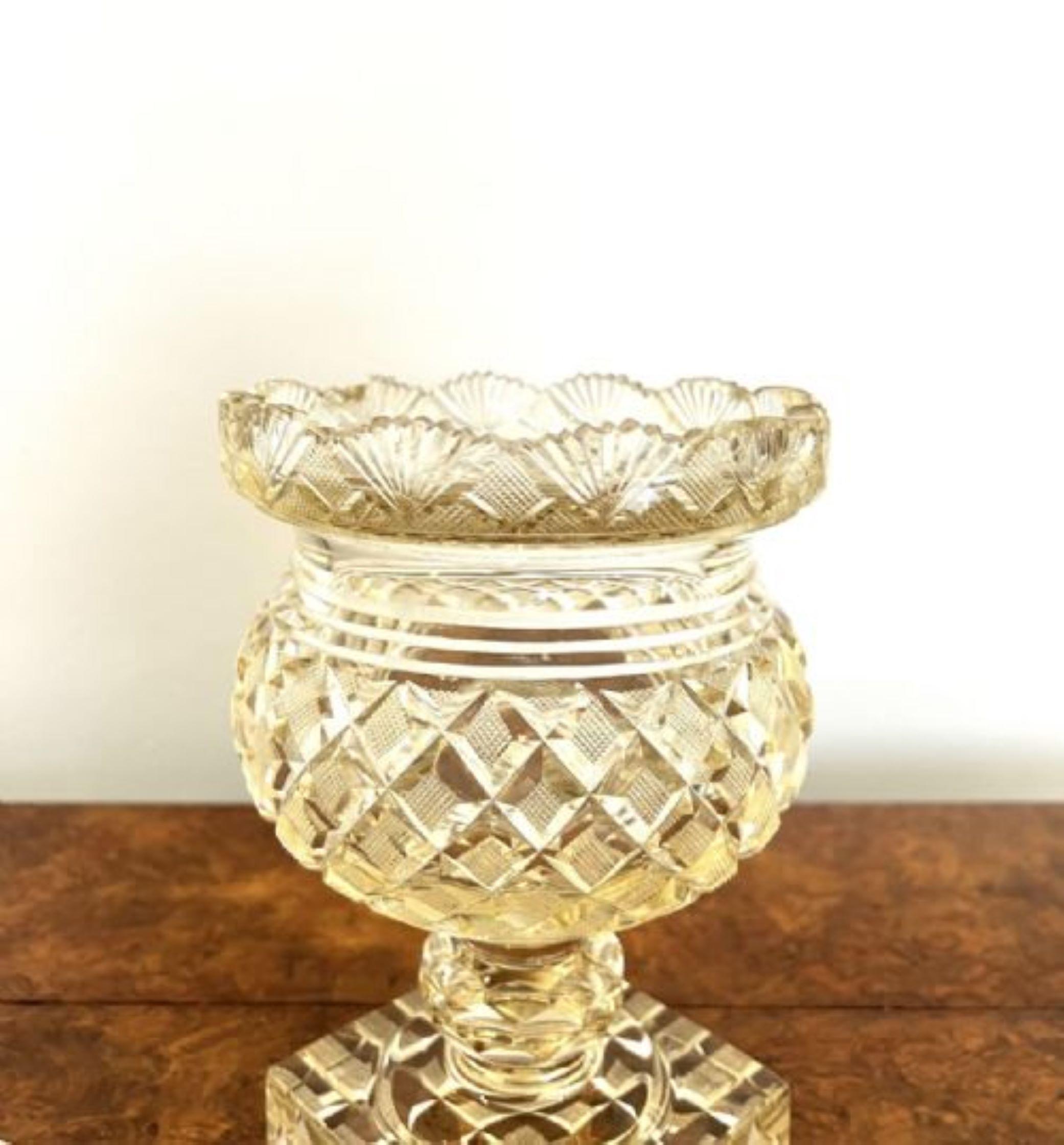 Verre Grand vase à couvercle en verre taillé antique de qualité victorienne  en vente