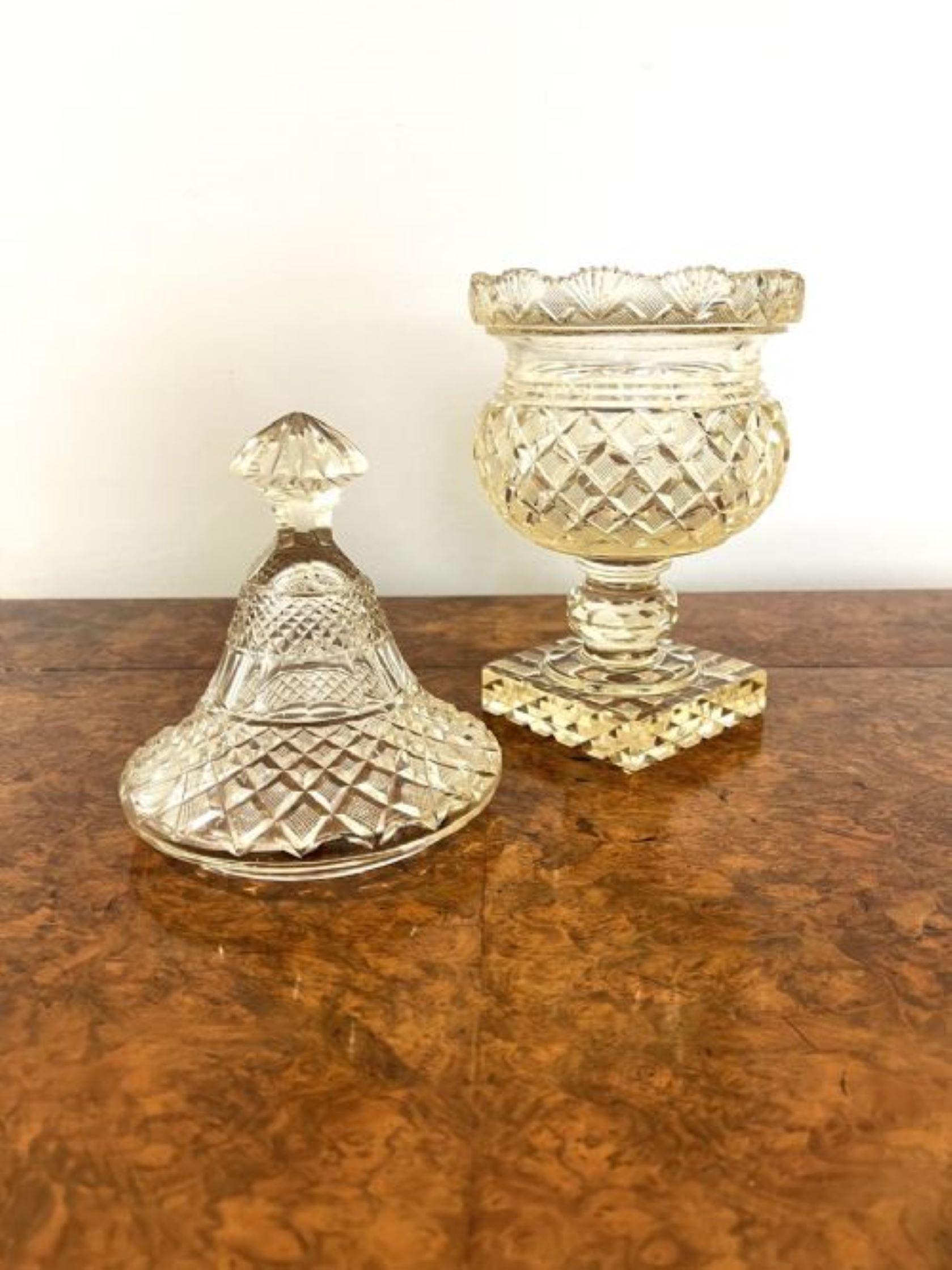 Grand vase à couvercle en verre taillé antique de qualité victorienne  en vente 1