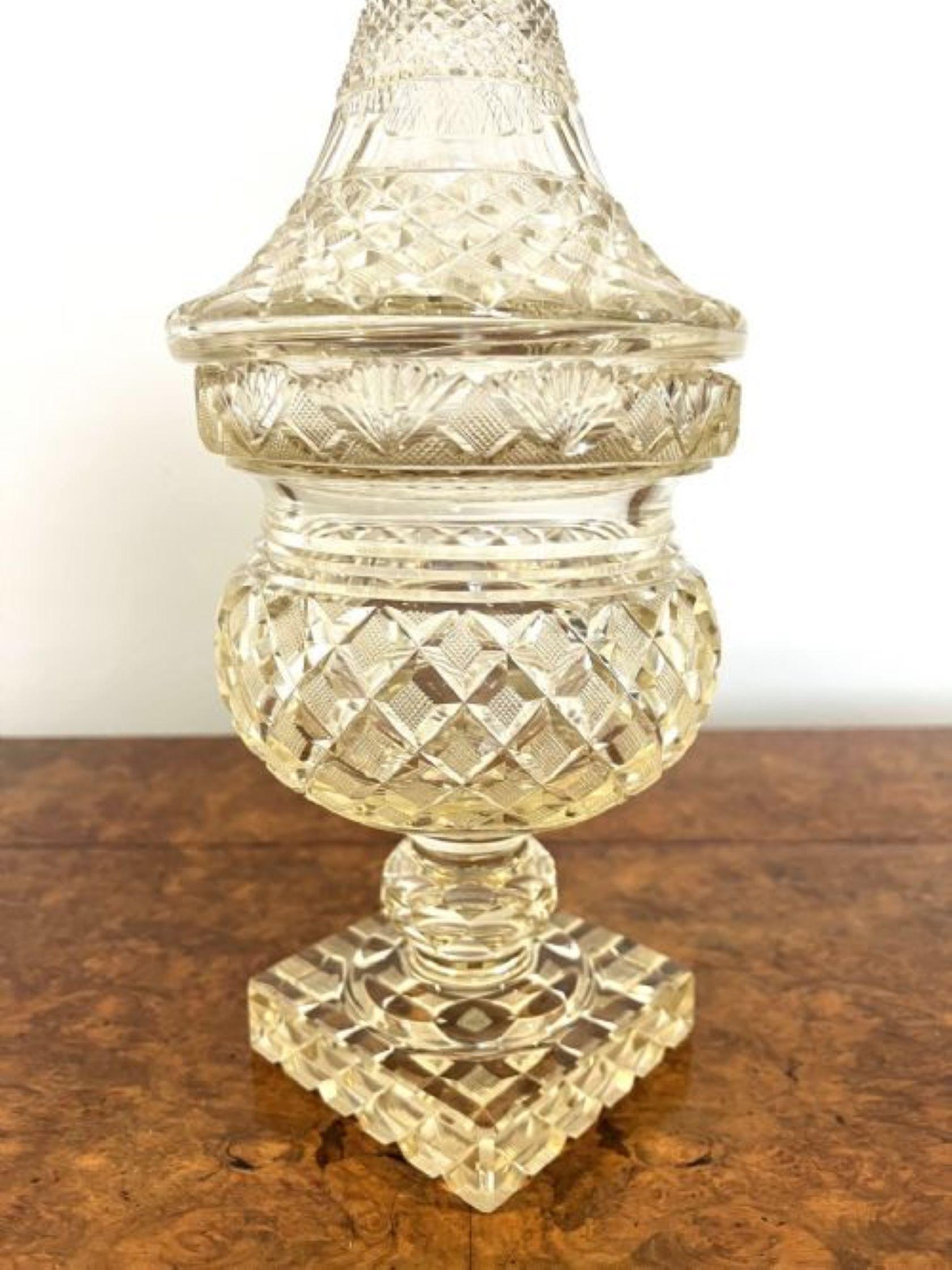 Grand vase à couvercle en verre taillé antique de qualité victorienne  en vente 2