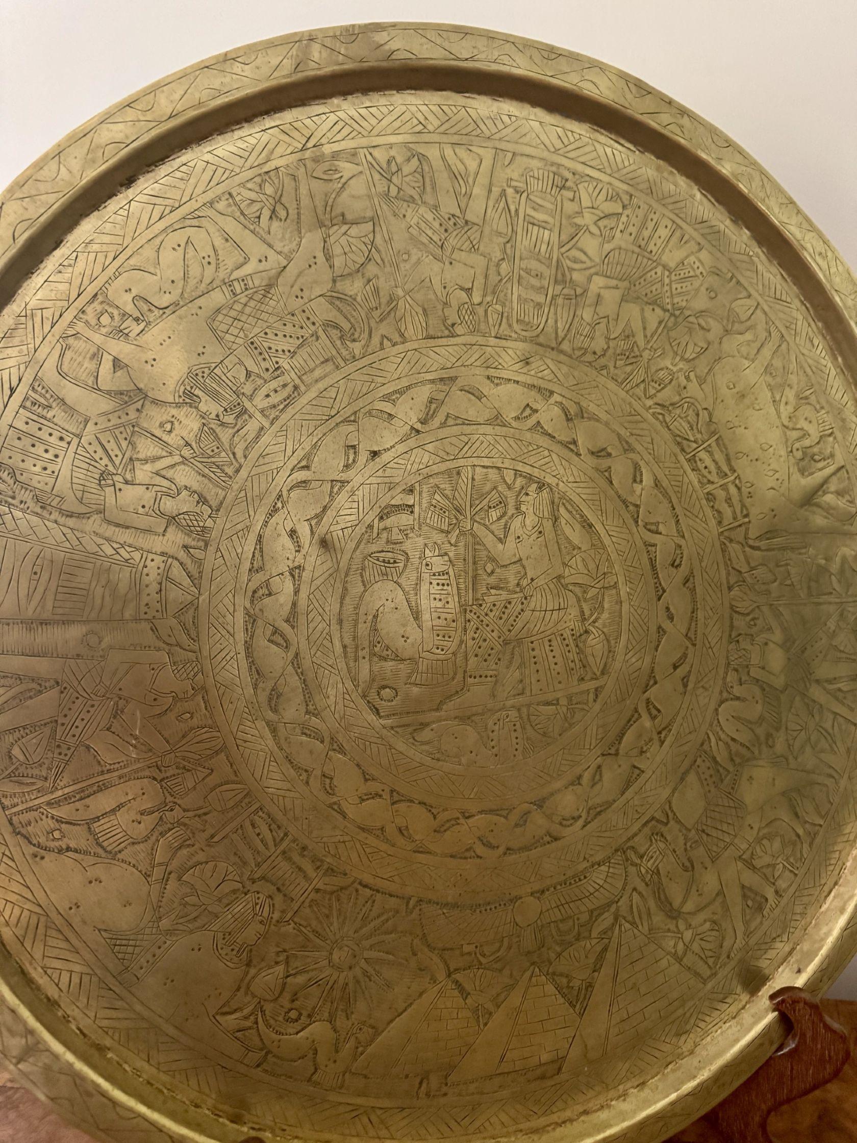 Grand plateau circulaire en métal mélangé gravé de qualité victorienne. Grand plateau circulaire en métal mélangé gravé de qualité victorienne avec une fantastique décoration gravée. 

D. 1880