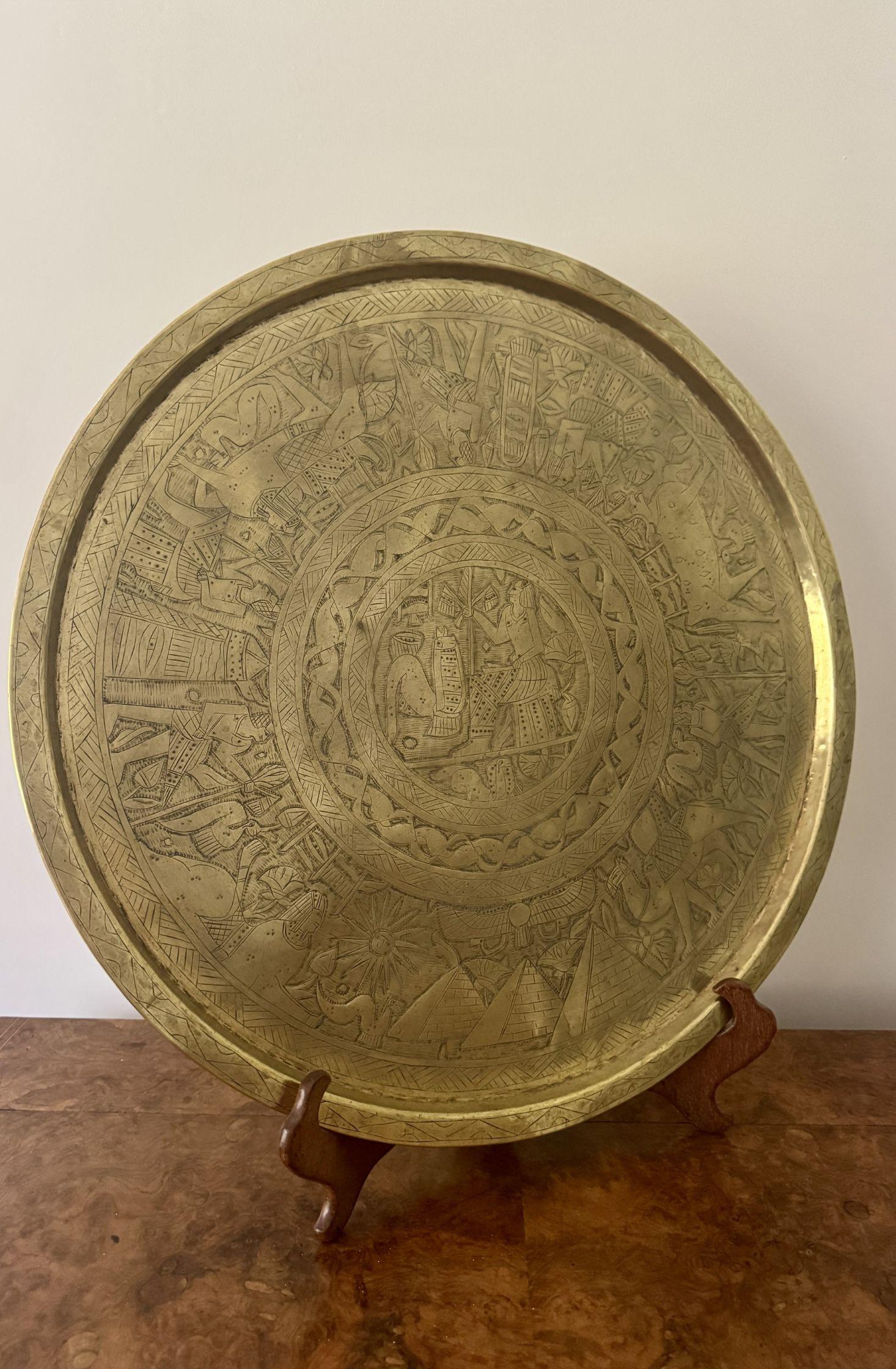 Gravé Grand plateau circulaire en métal mixte gravé de qualité victorienne antique en vente