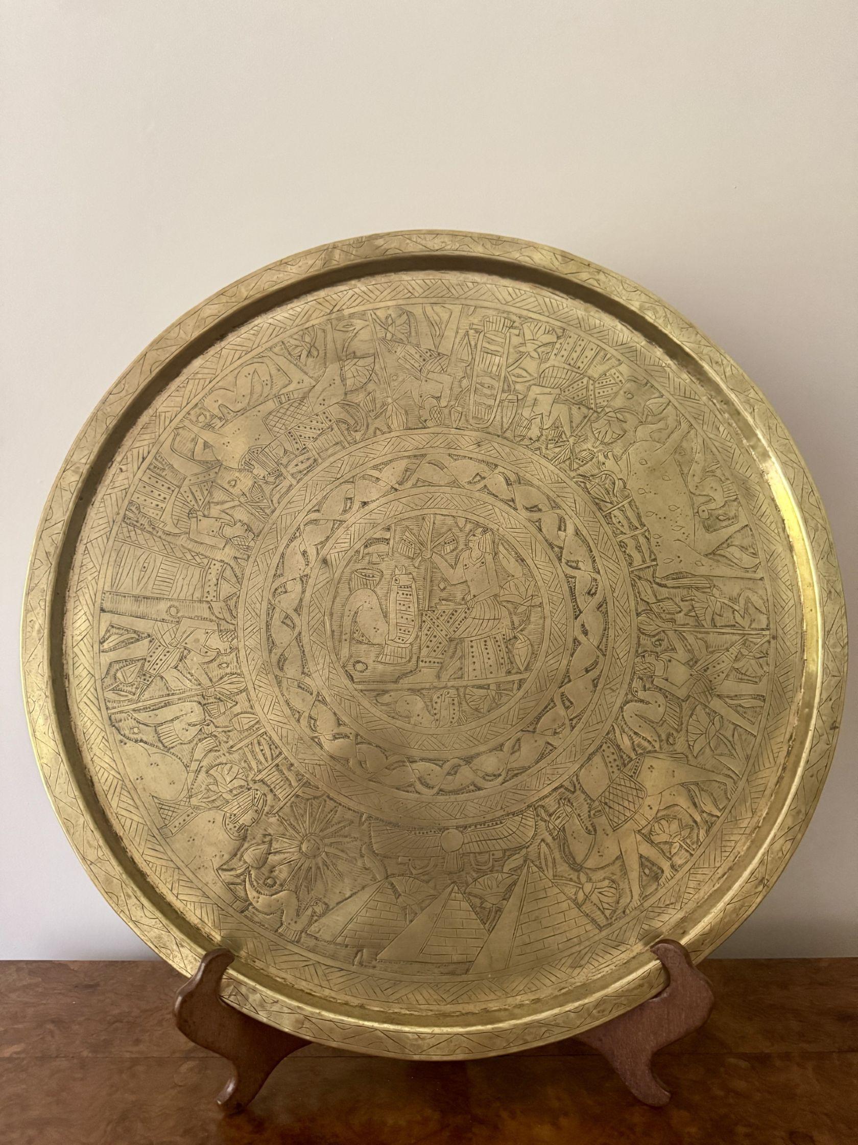 Grand plateau circulaire en métal mixte gravé de qualité victorienne antique Bon état - En vente à Ipswich, GB