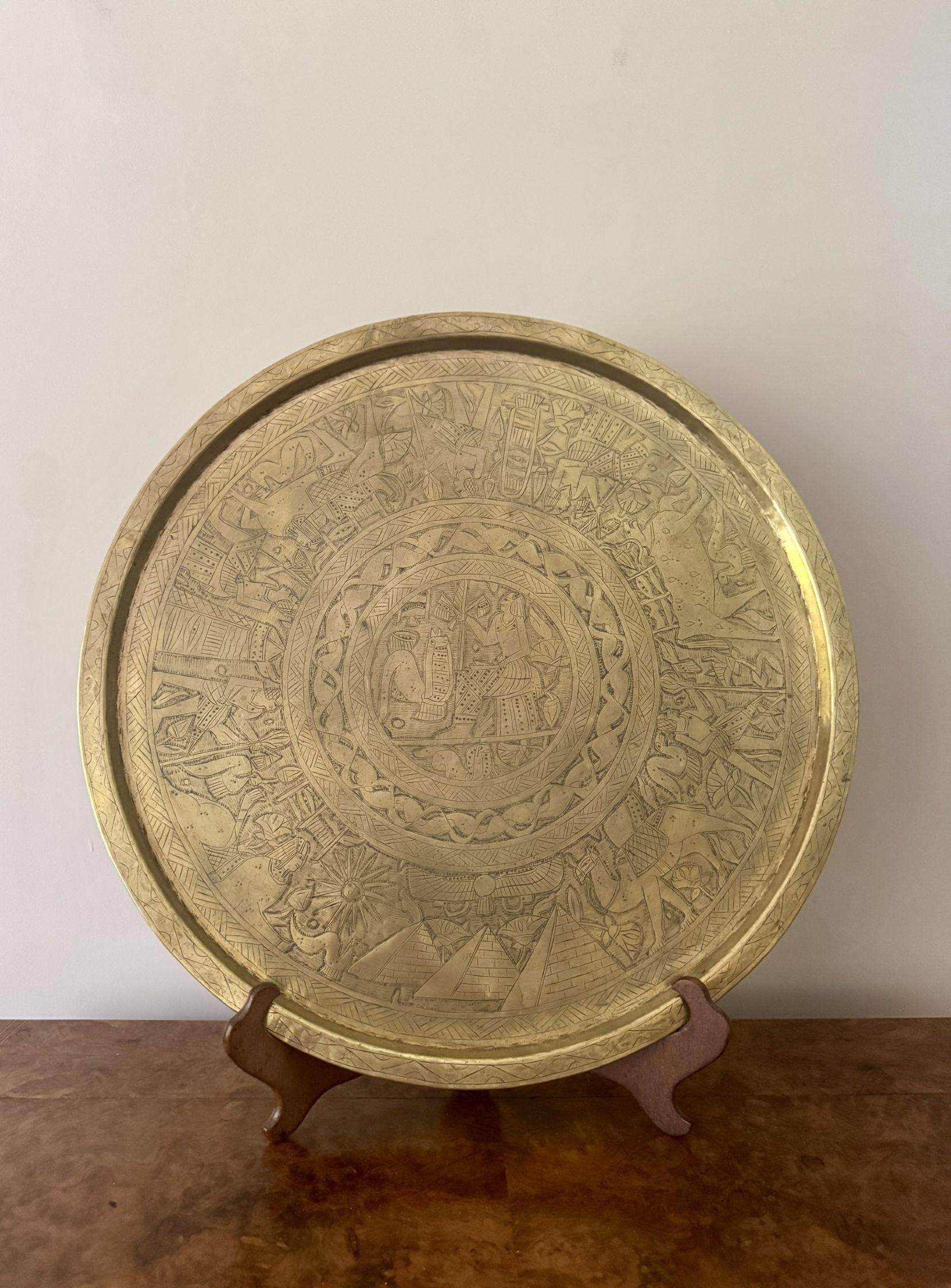 XIXe siècle Grand plateau circulaire en métal mixte gravé de qualité victorienne antique en vente