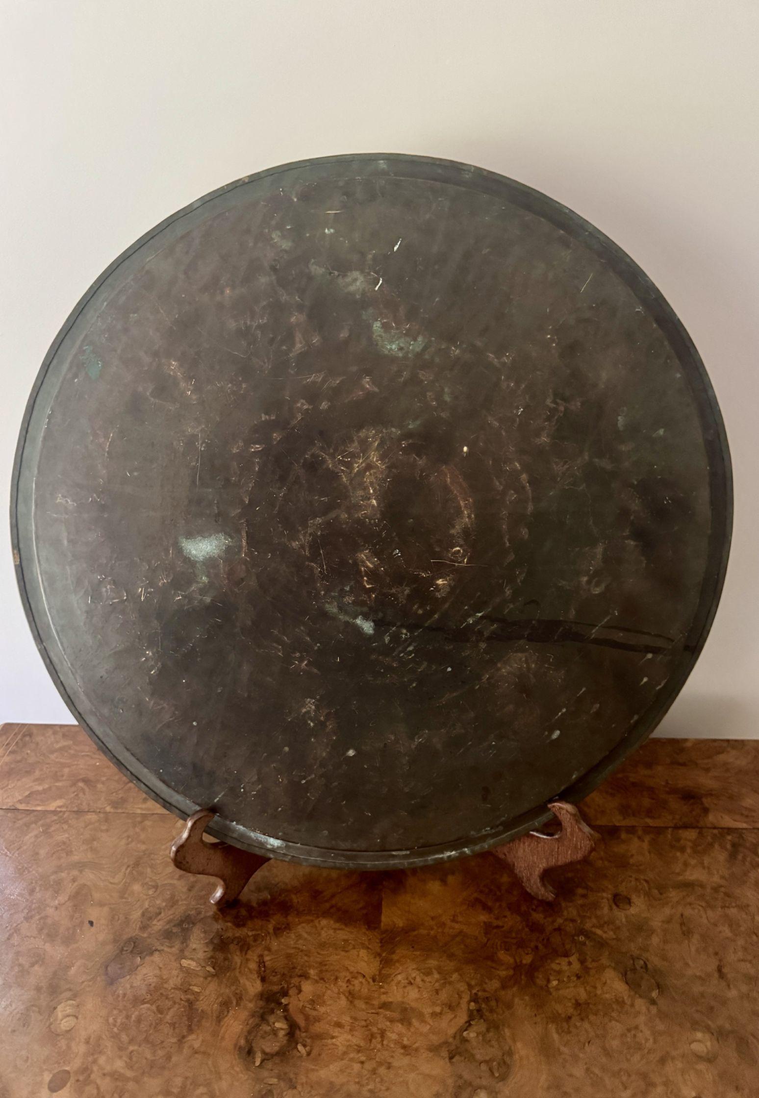 Métal Grand plateau circulaire en métal mixte gravé de qualité victorienne antique en vente