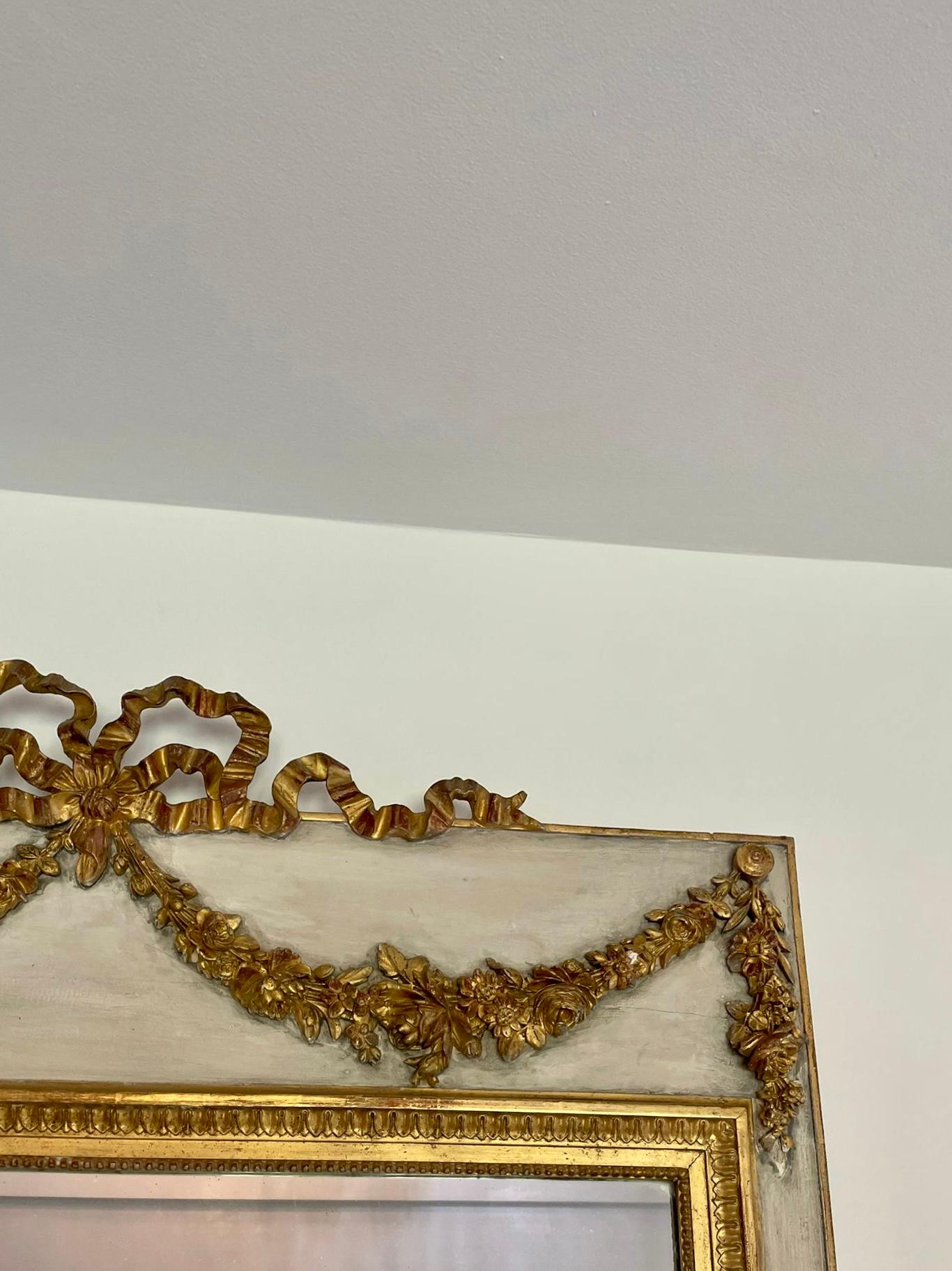 Bois doré Grand miroir victorien ancien en bois doré et peint en blanc en vente