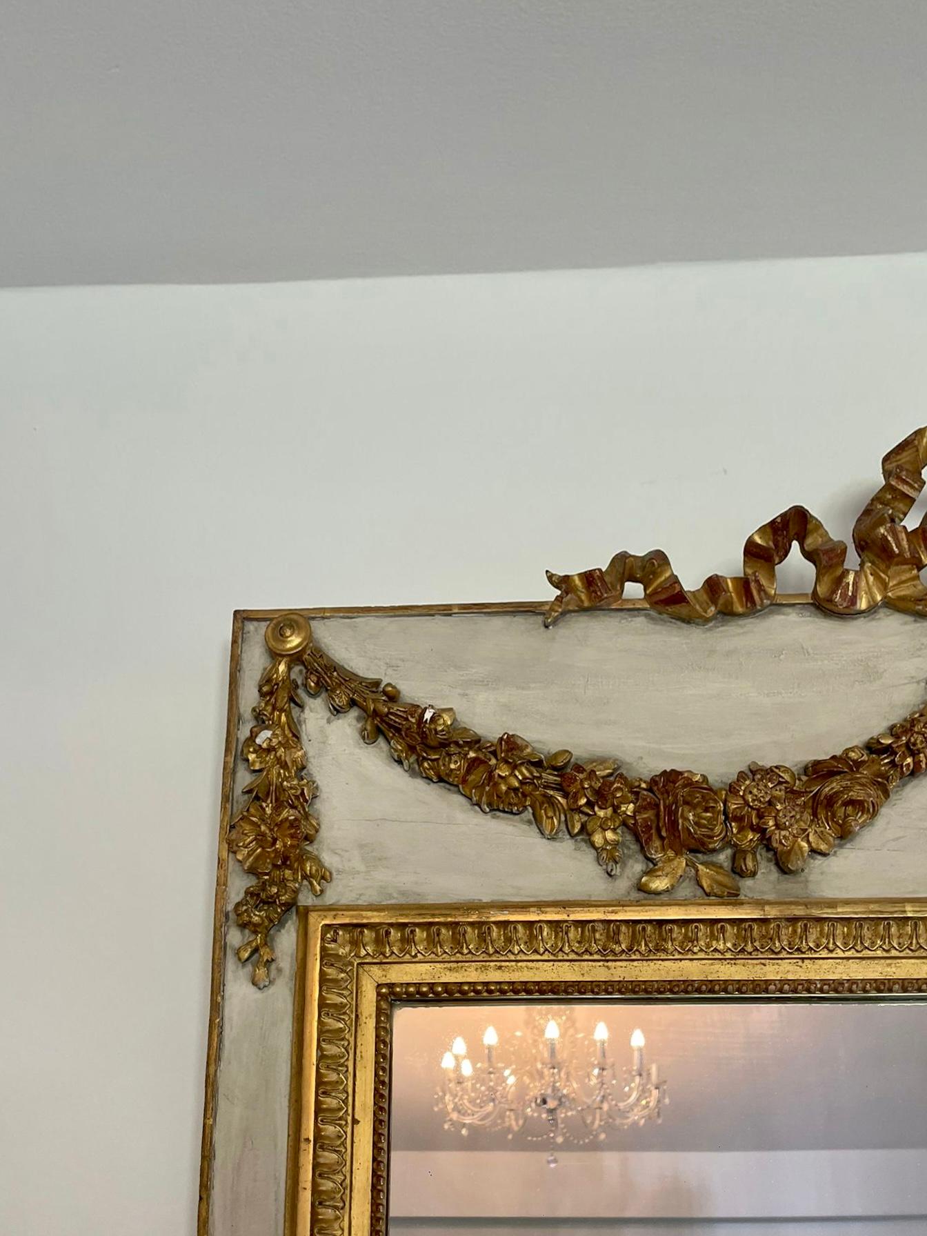 Grand miroir victorien ancien en bois doré et peint en blanc en vente 1