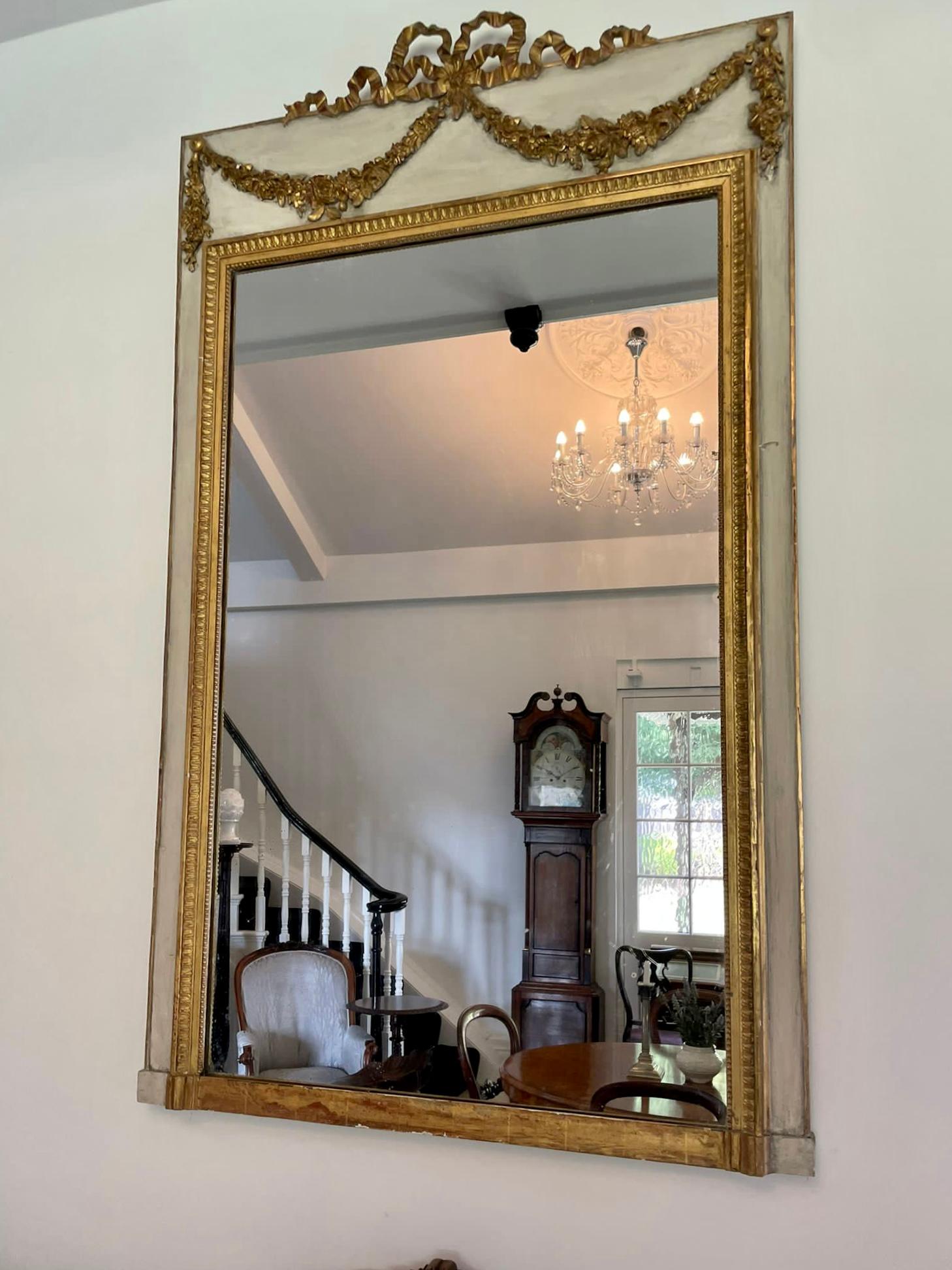 Anglais Grand miroir victorien ancien en bois doré et peint en blanc en vente