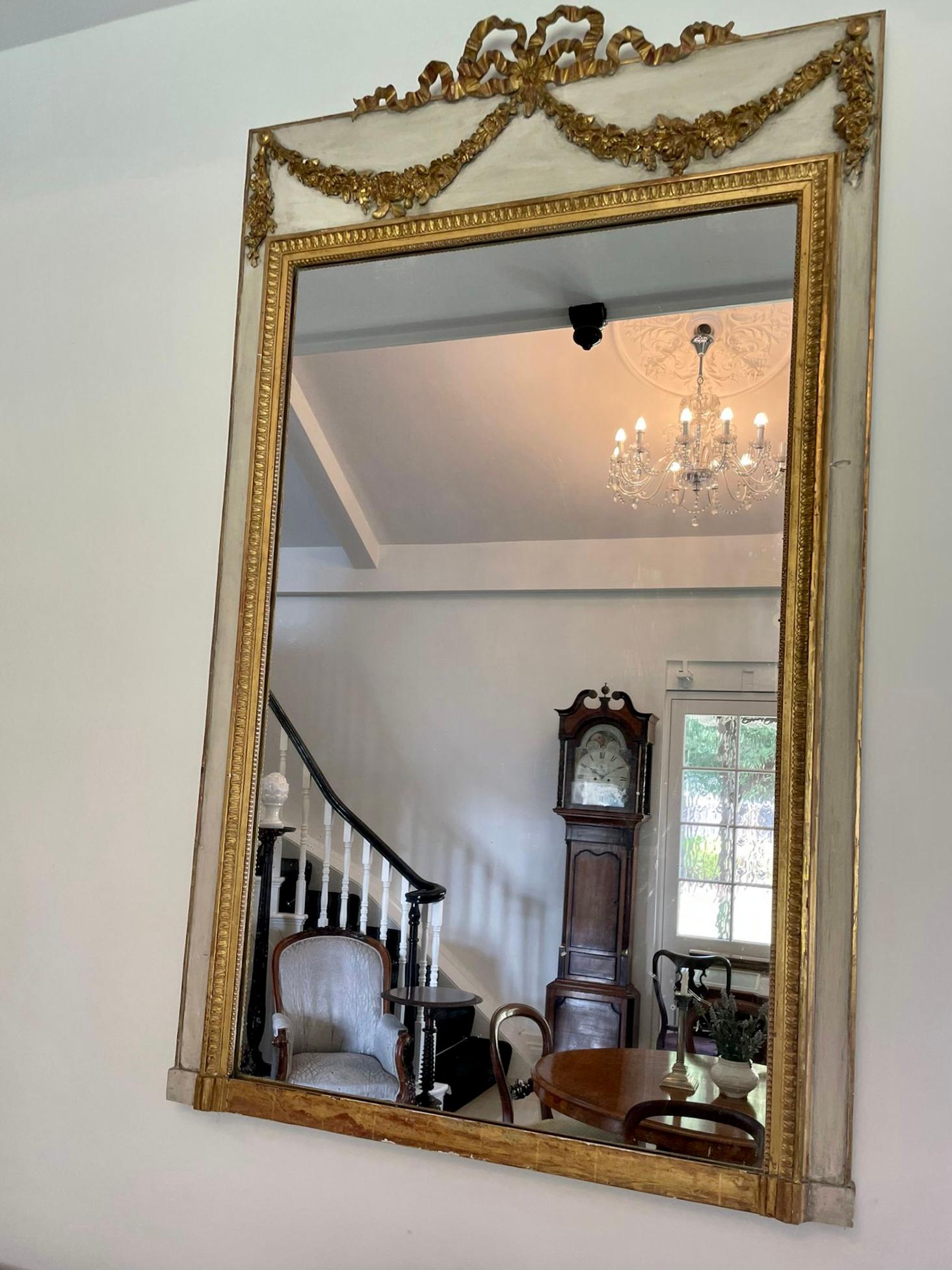 Grand miroir victorien ancien en bois doré et peint en blanc en vente 1