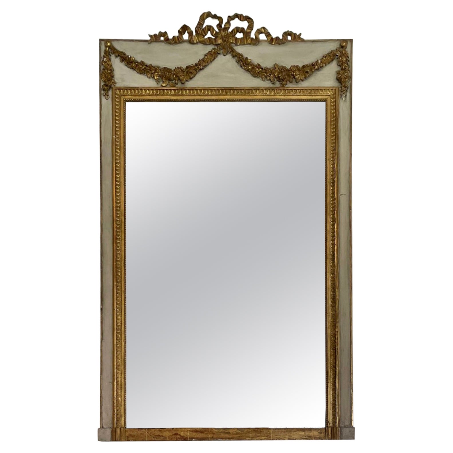 Gran espejo de sobremantel de madera dorada y pintura blanca de calidad victoriana antigua