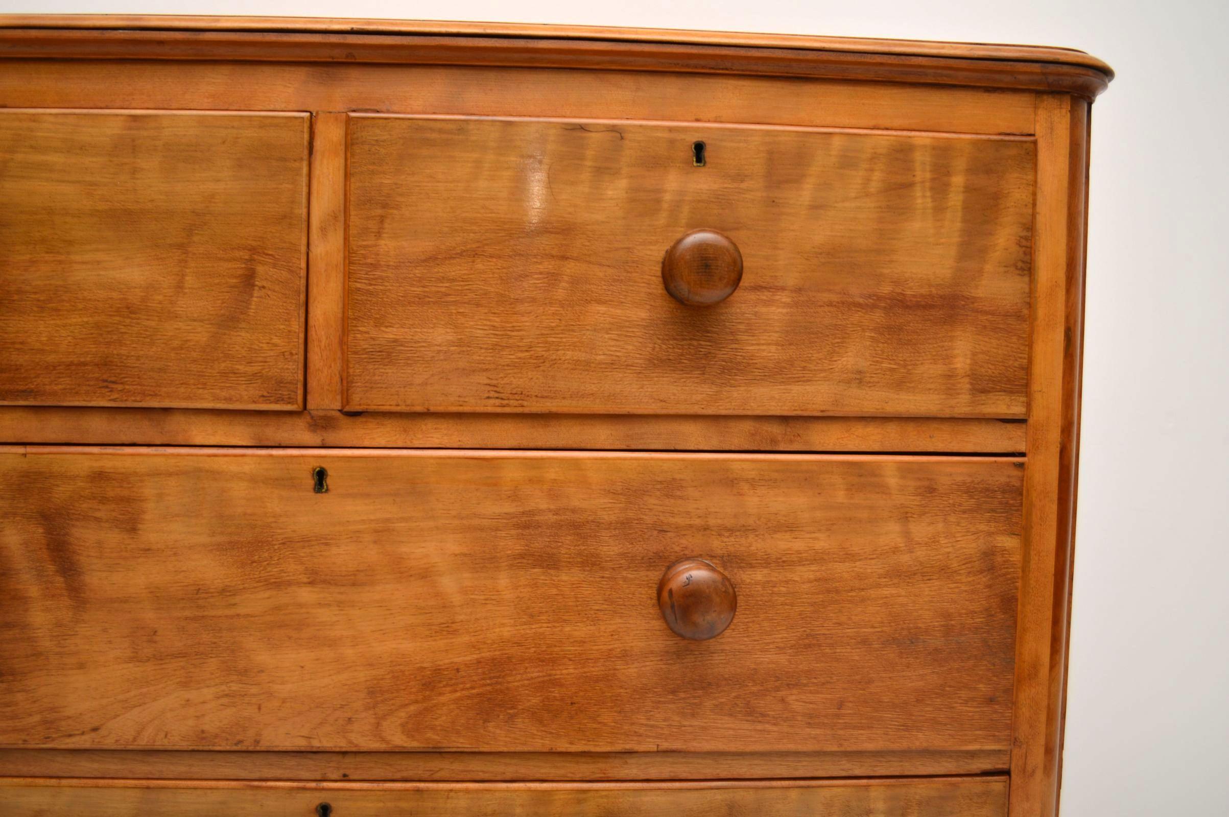 Large Antique Victorian Satinwood Chest of Drawers In Good Condition In London, GB