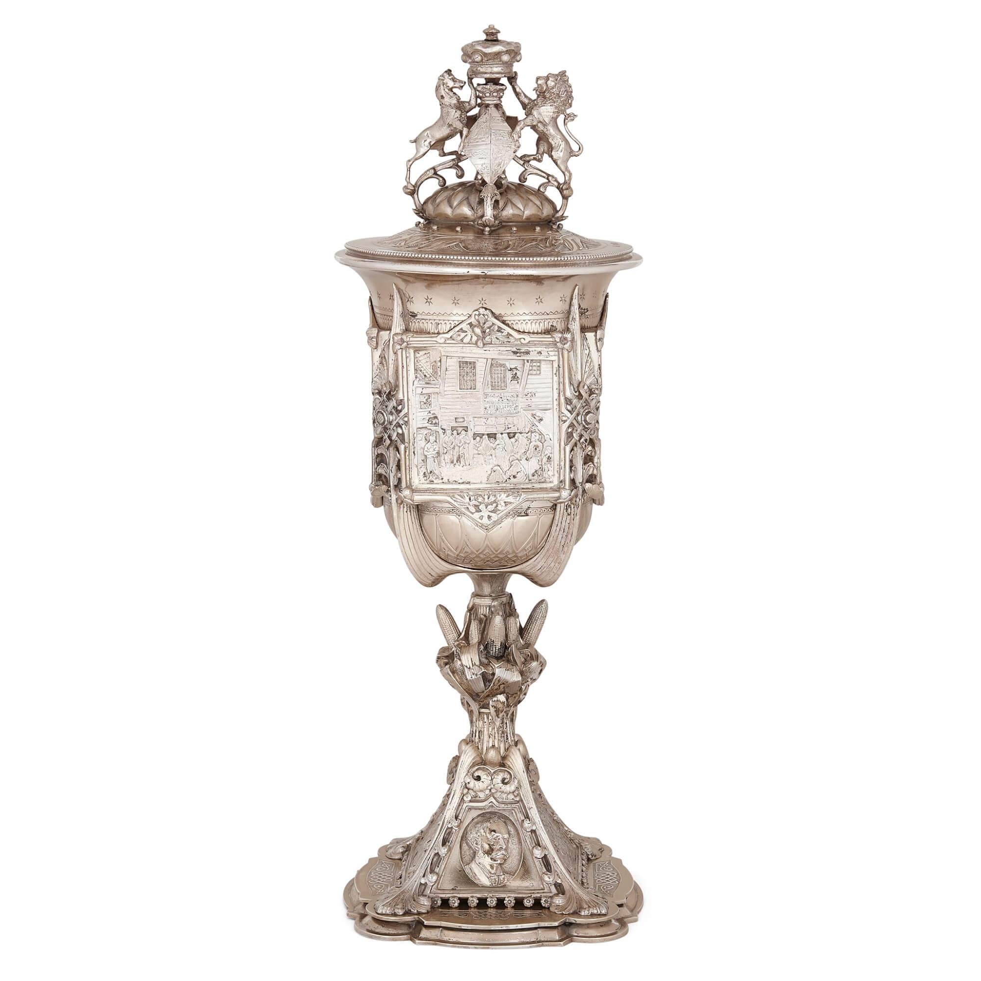 Gran taza amorosa victoriana antigua de plata y tapa 
Inglés, 1881
Altura 40 cm, anchura 13,5 cm, profundidad 13,5 cm

Esta gran taza antigua con tapa es una 