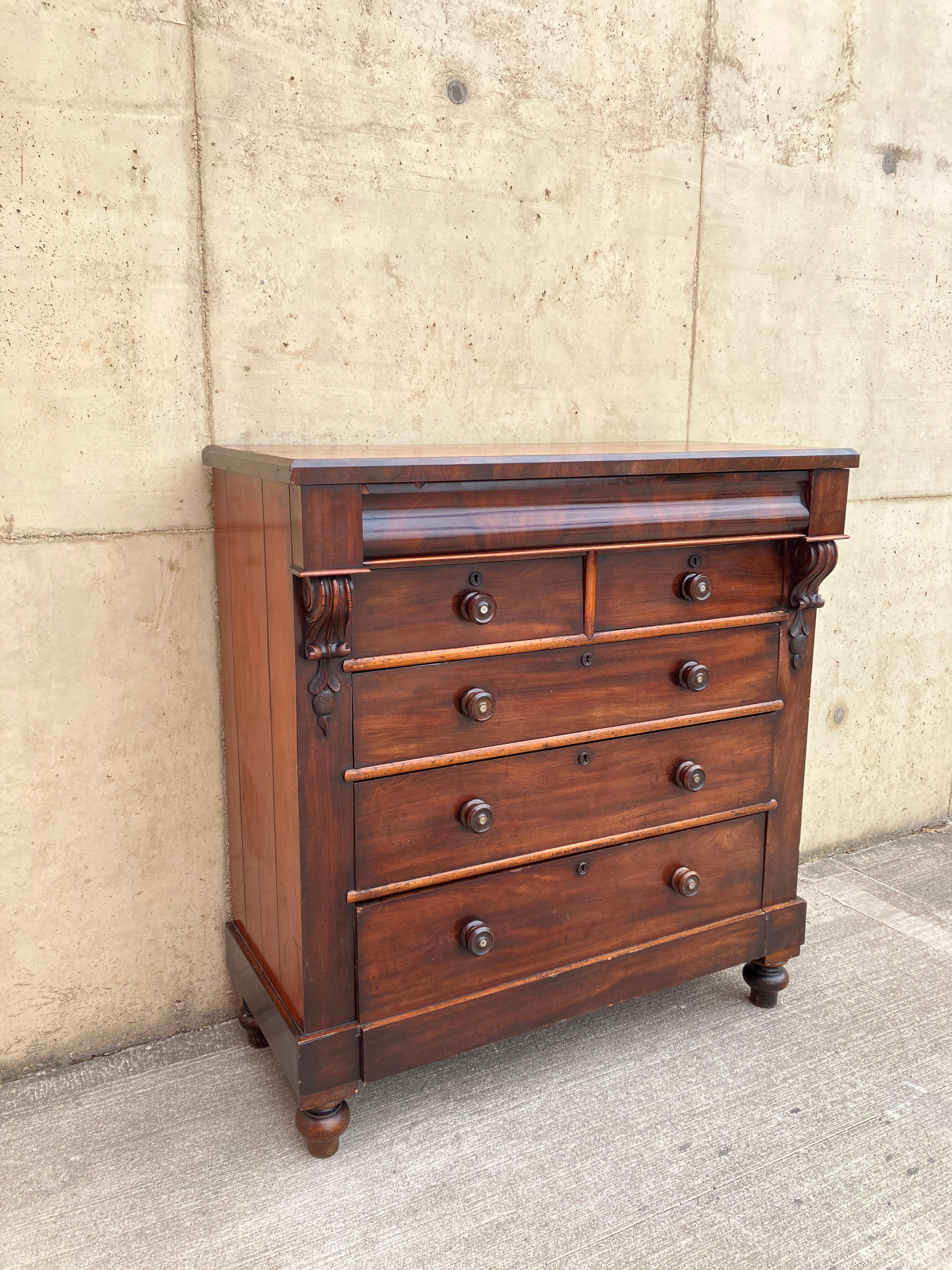 Grande cassettiera antica vittoriana (1837-1901) in mogano massiccio con cinque cassetti in legno con maniglia, tre grandi e due piccoli. I pomelli dei cassetti sono di ottima fattura e presentano un esclusivo motivo a stella al centro. C'è anche un