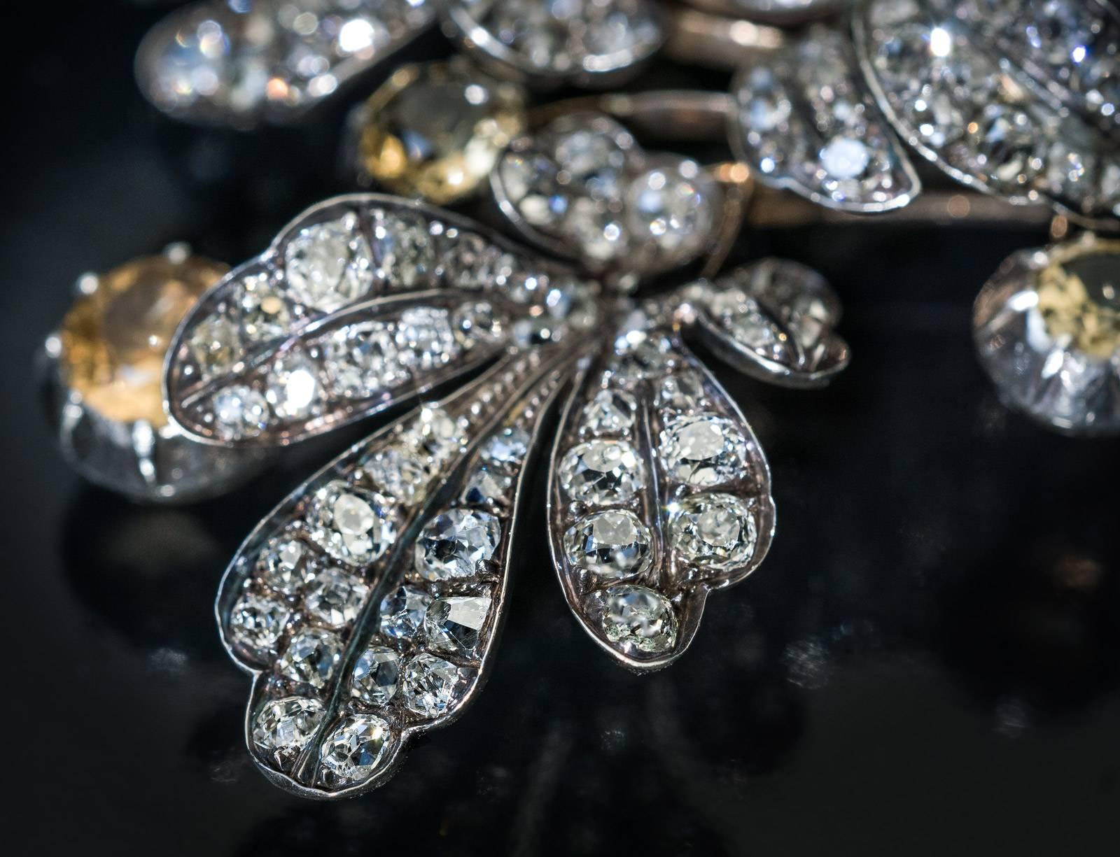 Vers 1840

Une grande broche antique du début de l'ère victorienne est superbement modelée comme une fleur stylisée. La broche est finement travaillée en or argenté et rehaussée de topazes de couleur champagne et de diamants taille ancienne d'un