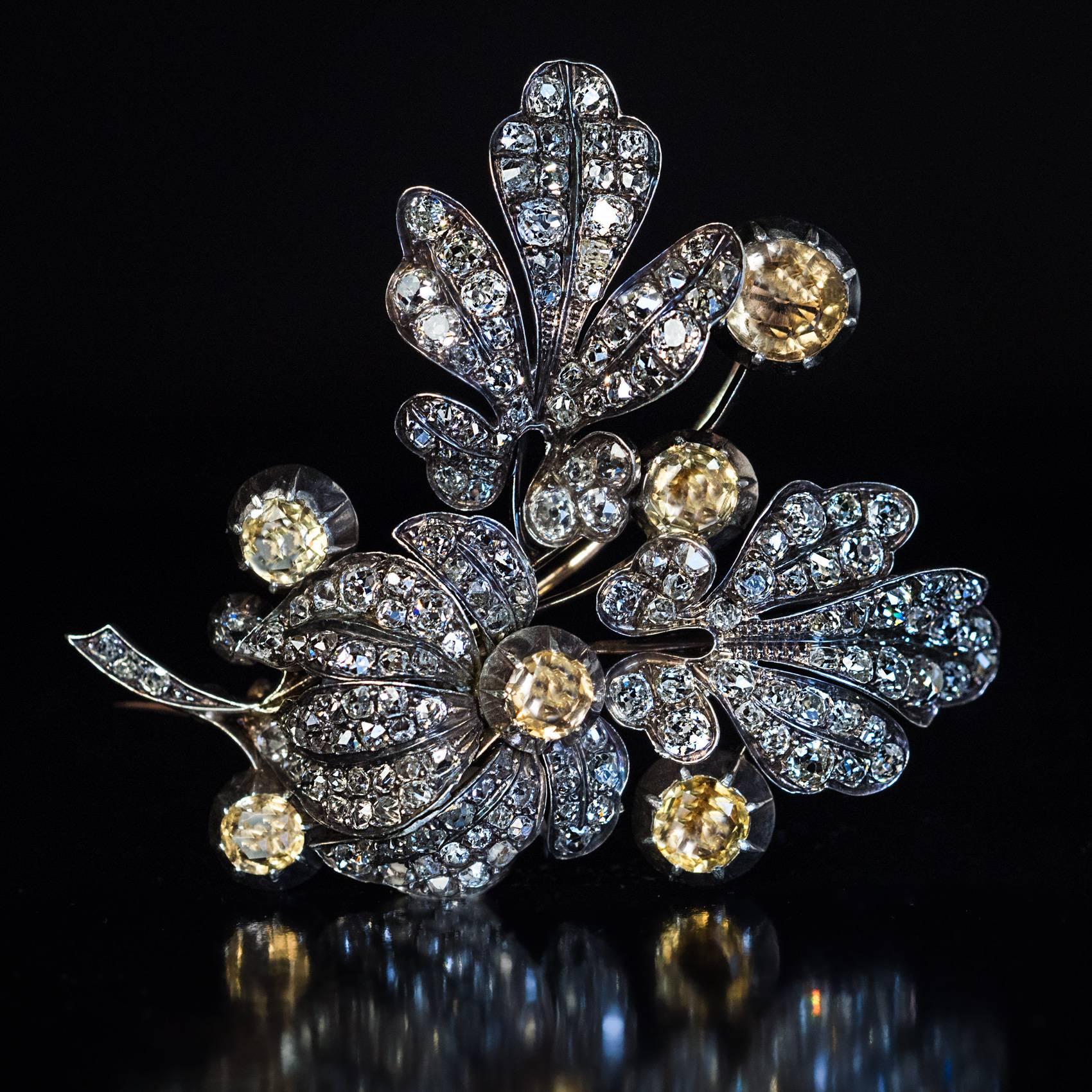 Grande broche victorienne ancienne à fleurs en topaze et diamants Excellent état - En vente à Chicago, IL