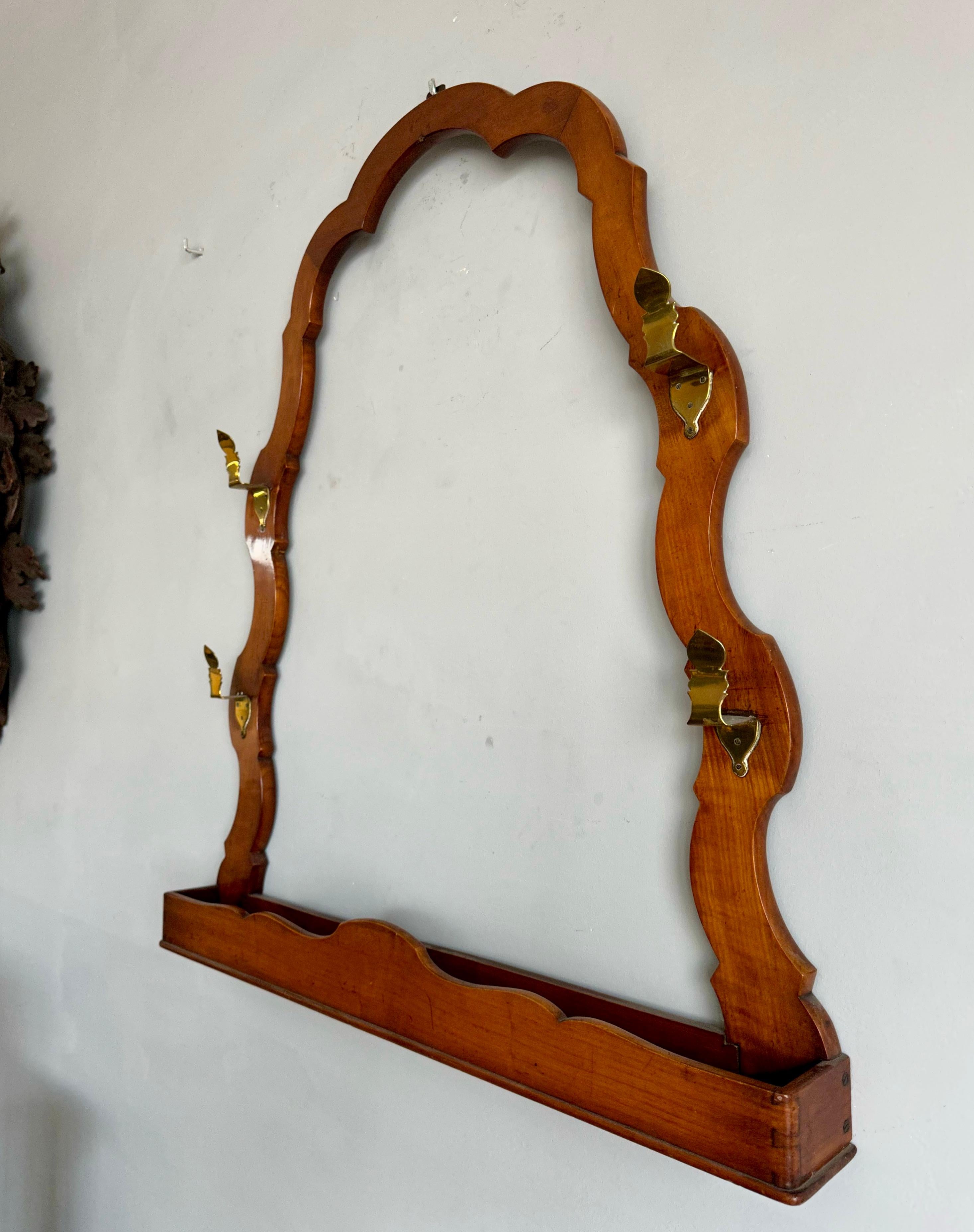 Unique and large Victorian rifle rack with width open box at the bottom.

This highly decorative and good condition gun rack for wall mounting could look great above your fireplace, but also in a private library, home office or trophy room etc.