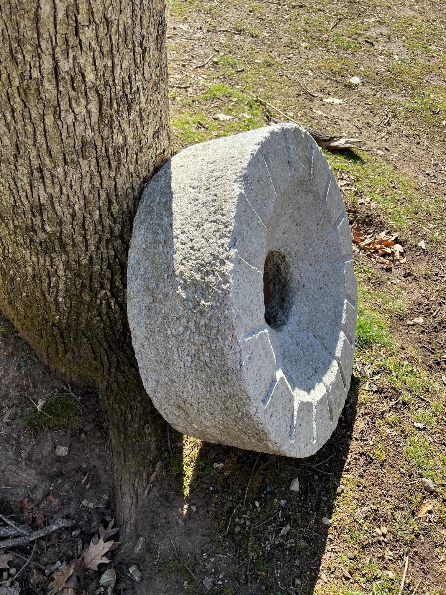 Grandes pierres à moulin ou à broyer en granit antique de 30