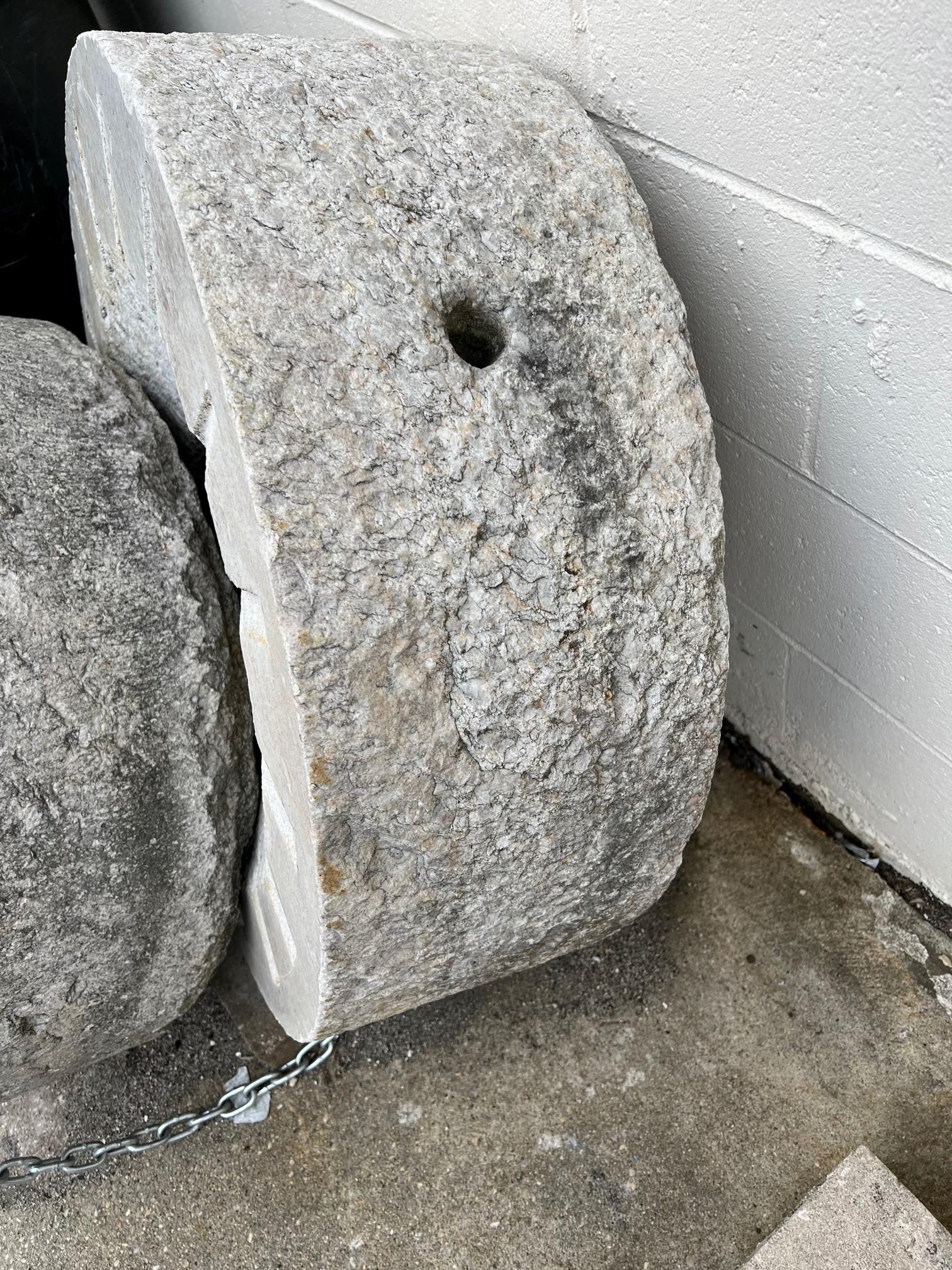 Grandes pierres à moulin ou à broyer en granit antique de 30