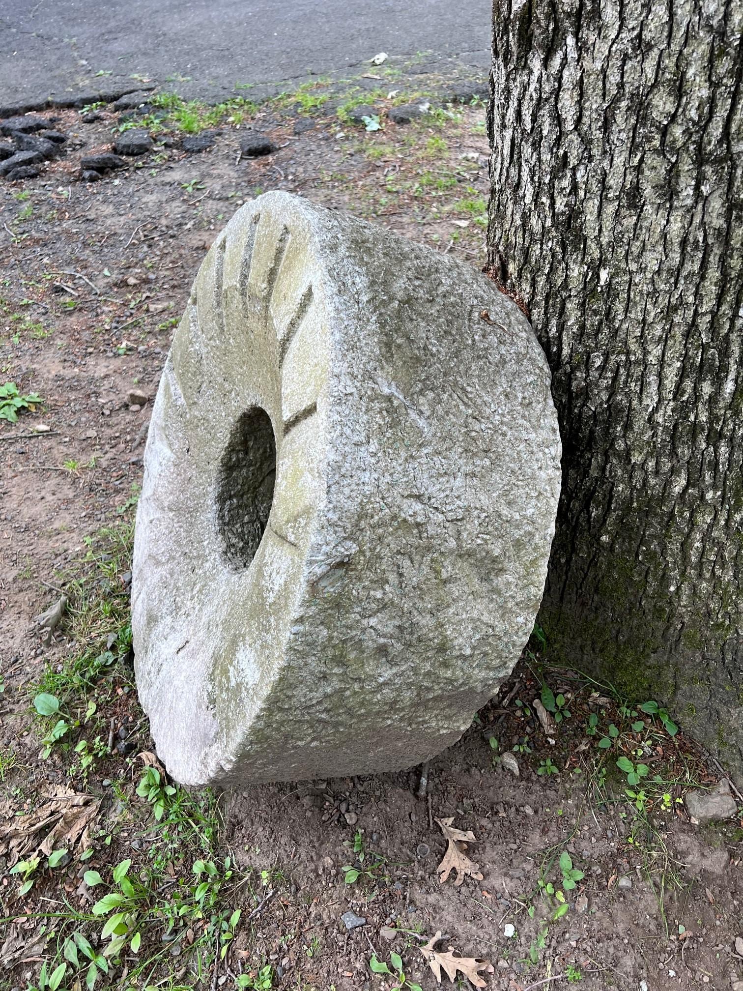 XIXe siècle Grandes pierres à moulin ou à broyer en granit antique de 30