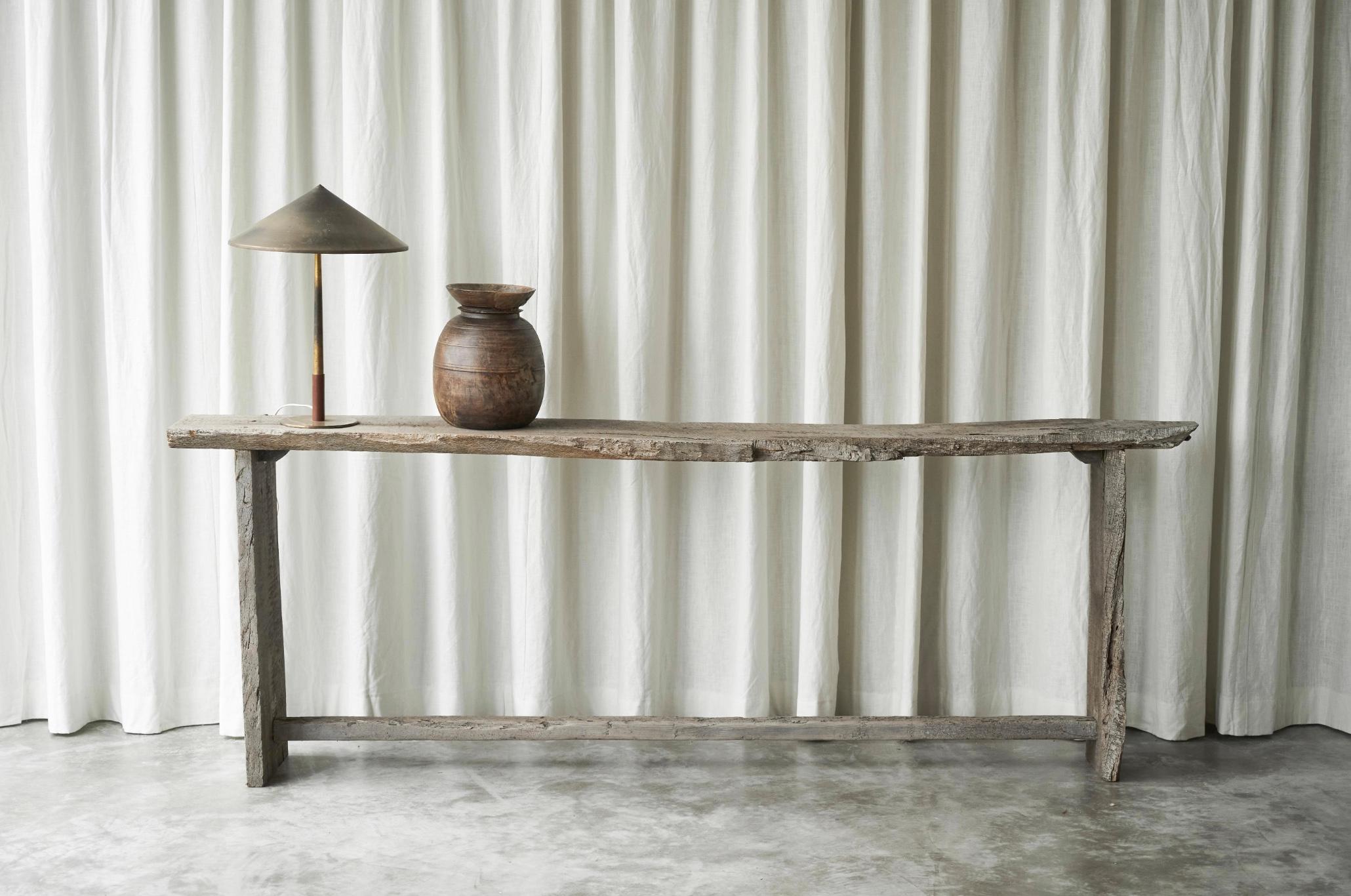 Grande table console Wabi Sabi de style Axel Vervoordt, 19e siècle.

Cette table console ancienne est un véritable bijou provenant d'une ferme allemande vieille de plusieurs siècles. Datant probablement du début du XIXe siècle - le bois utilisé