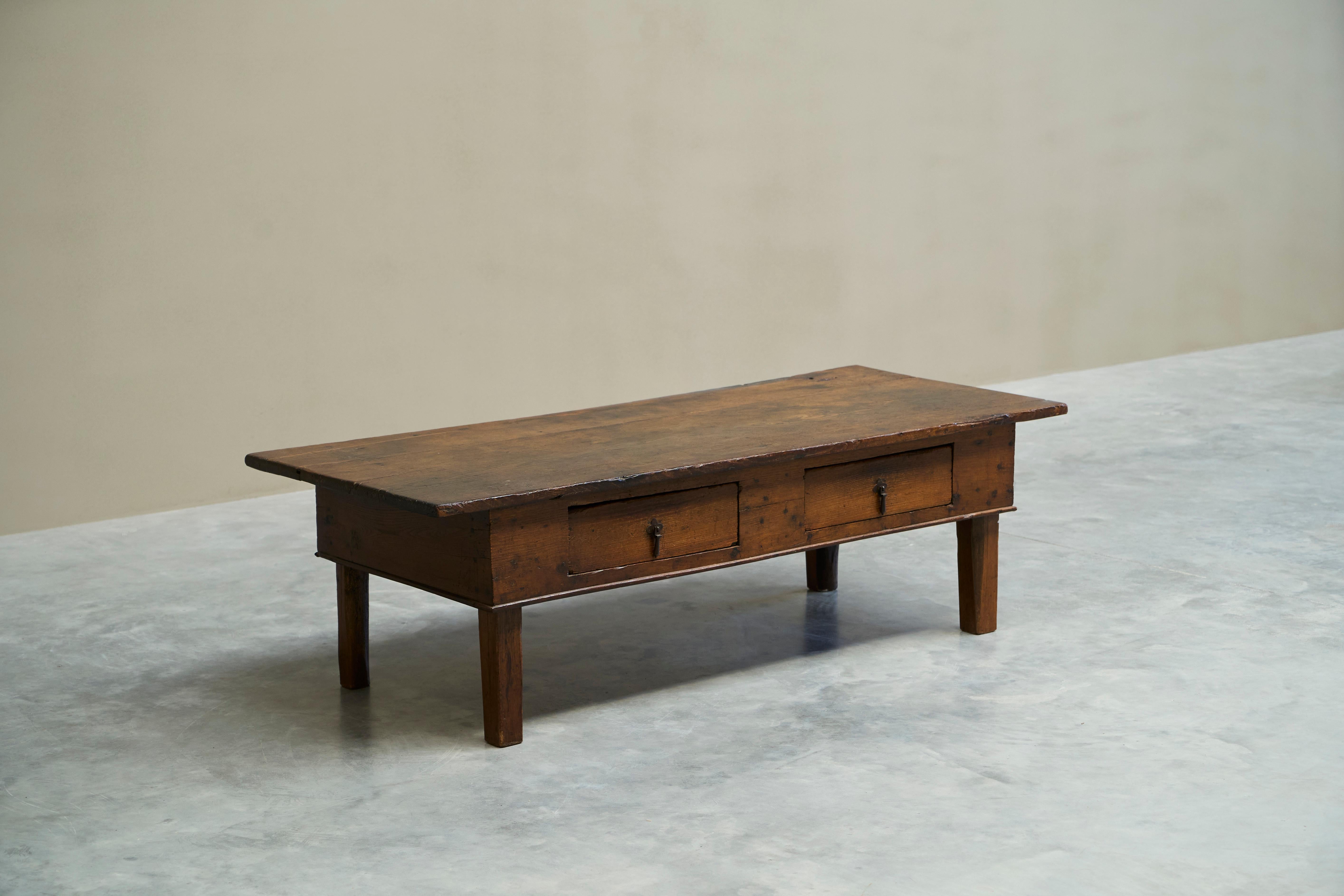 Large Antique Wabi Sabi Style Coffee Table in Oak.

A wonderful and fairly large coffee table in solid oak with two drawers. Features elegant and timeless shapes and shows a nice and expressive wood grain. Great wabi sabi appearance - would work