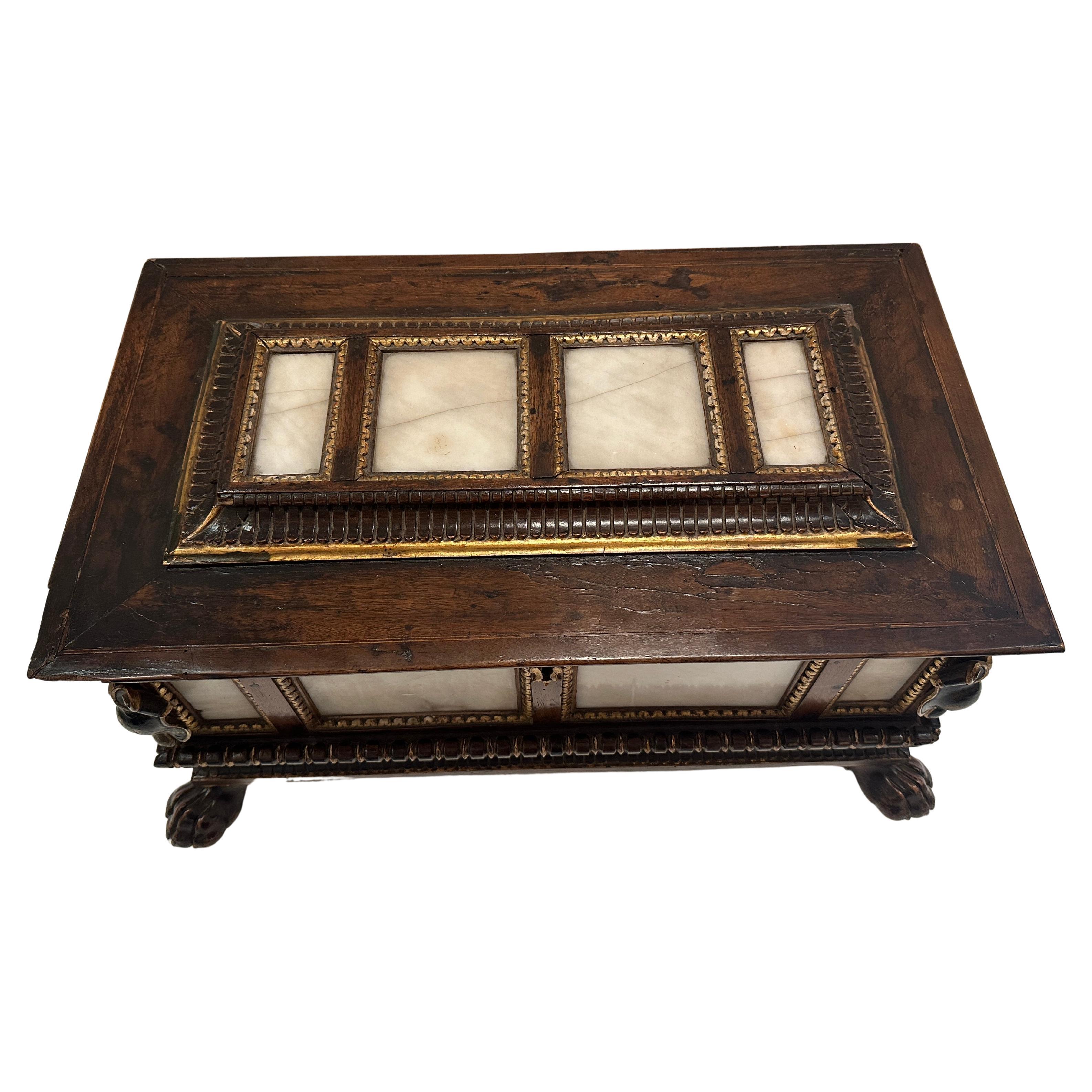 Sculpté à la main Grande boîte ancienne en noyer avec inserts en marbre en vente