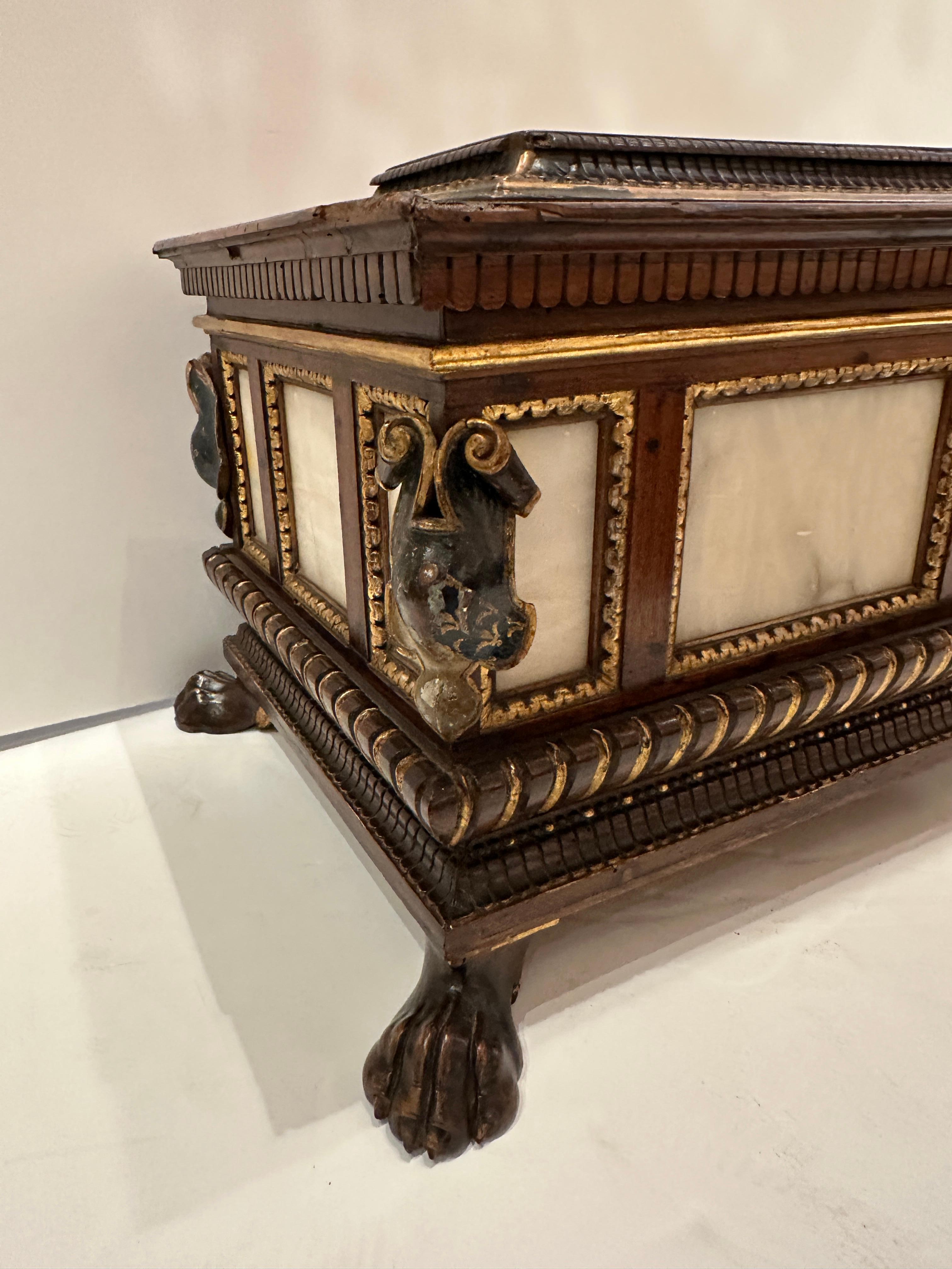 Grande boîte ancienne en noyer avec inserts en marbre Bon état - En vente à Los Angeles, CA