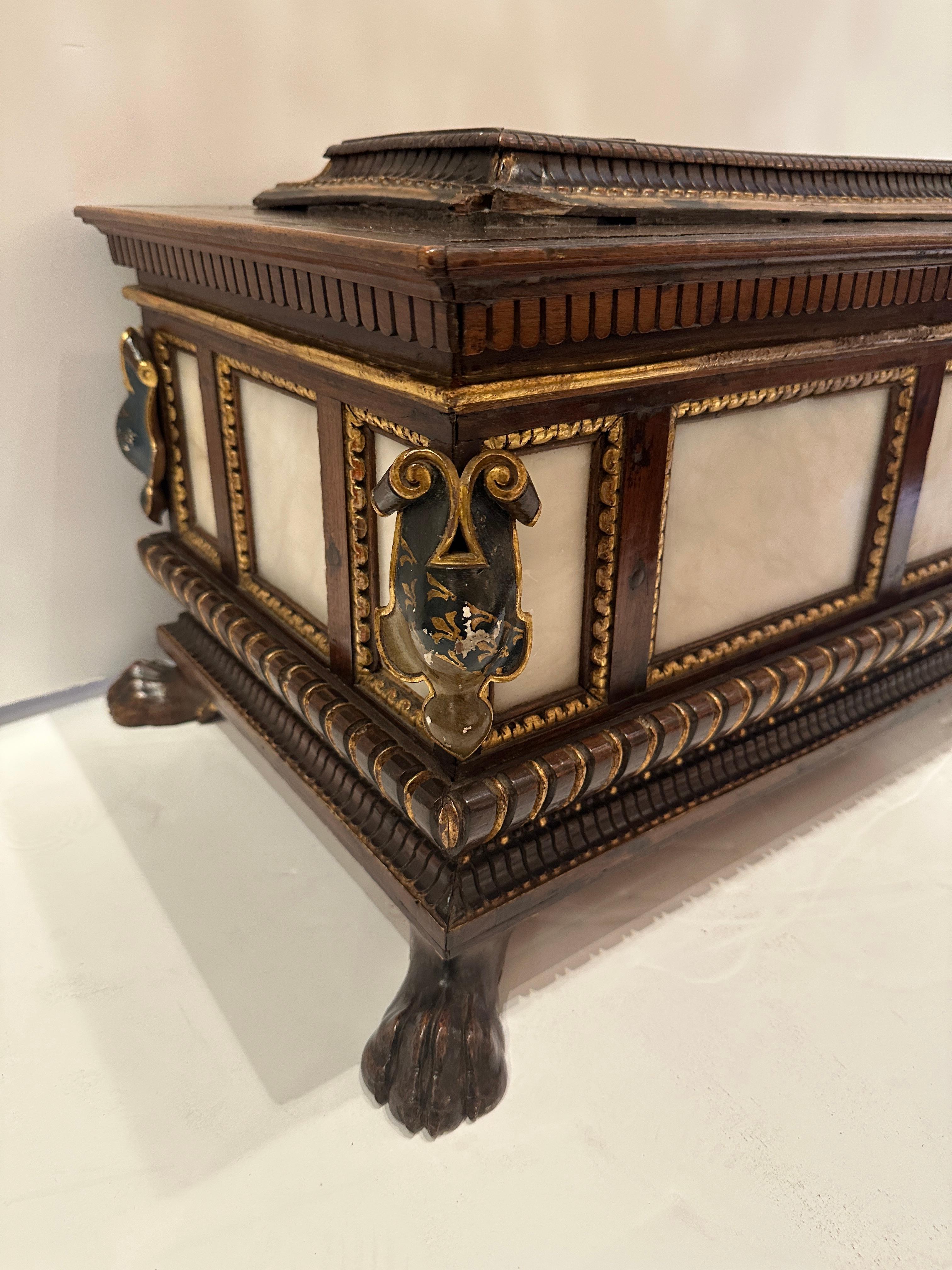 Grande boîte ancienne en noyer avec inserts en marbre en vente 1