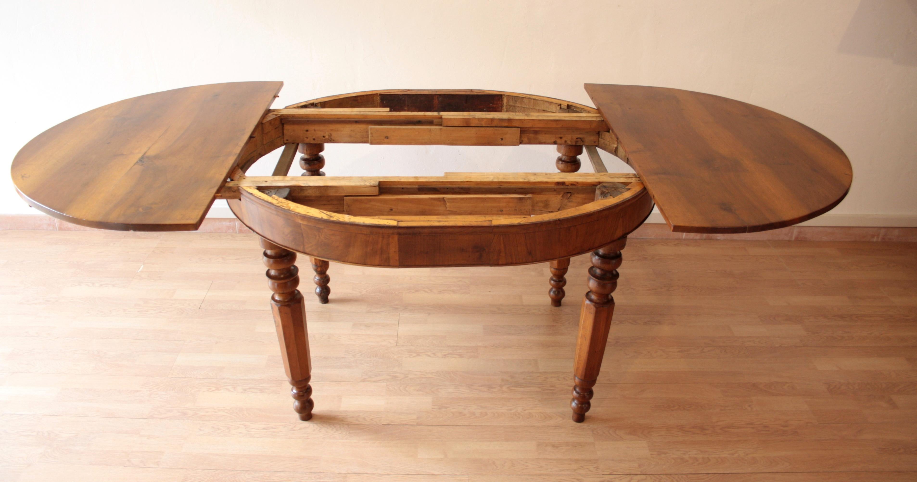 19th Century Italian Large Antique Walnut Extendable Dining Table, 1800s For Sale 9