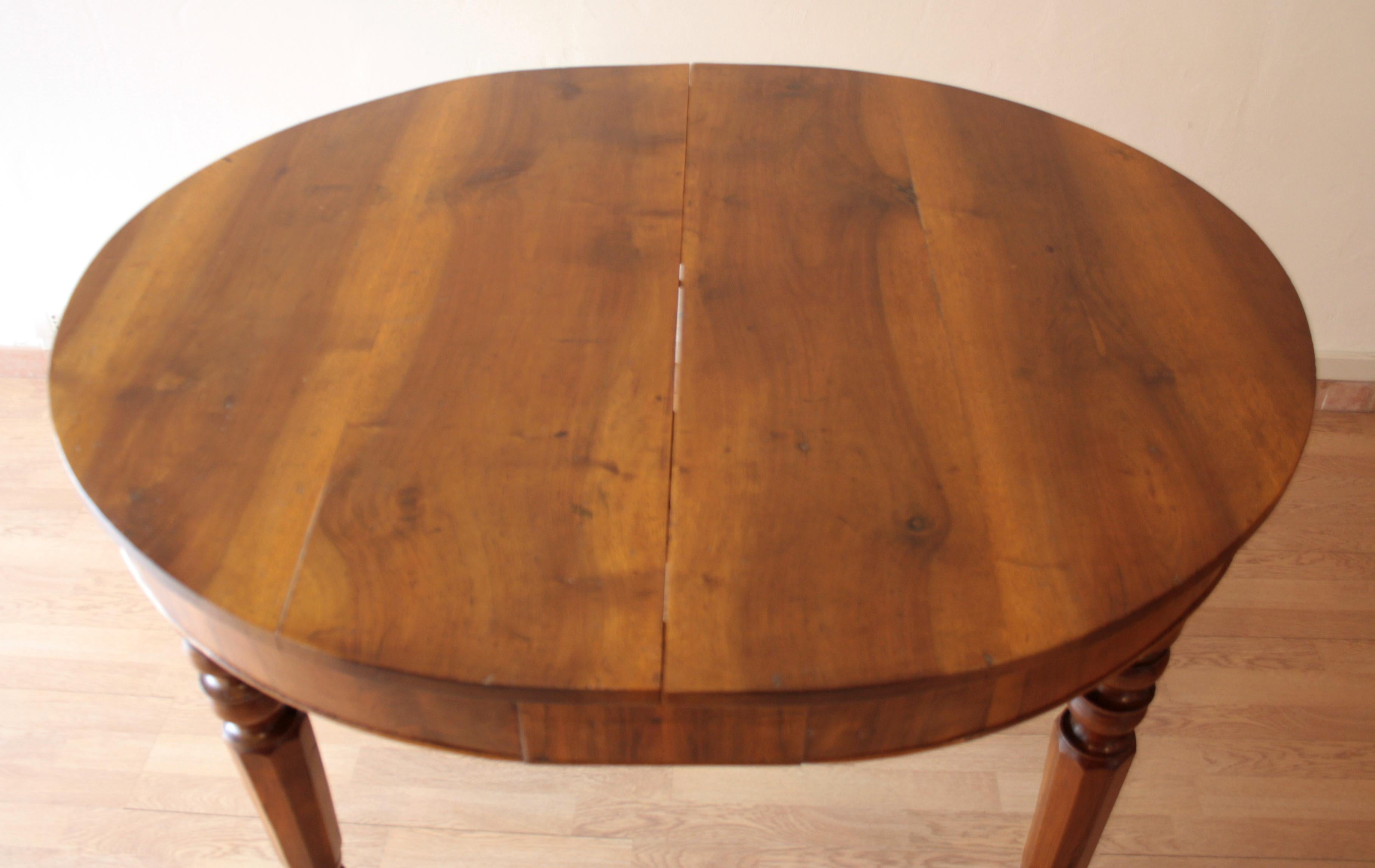 Romantic 19th Century Italian Large Antique Walnut Extendable Dining Table, 1800s For Sale