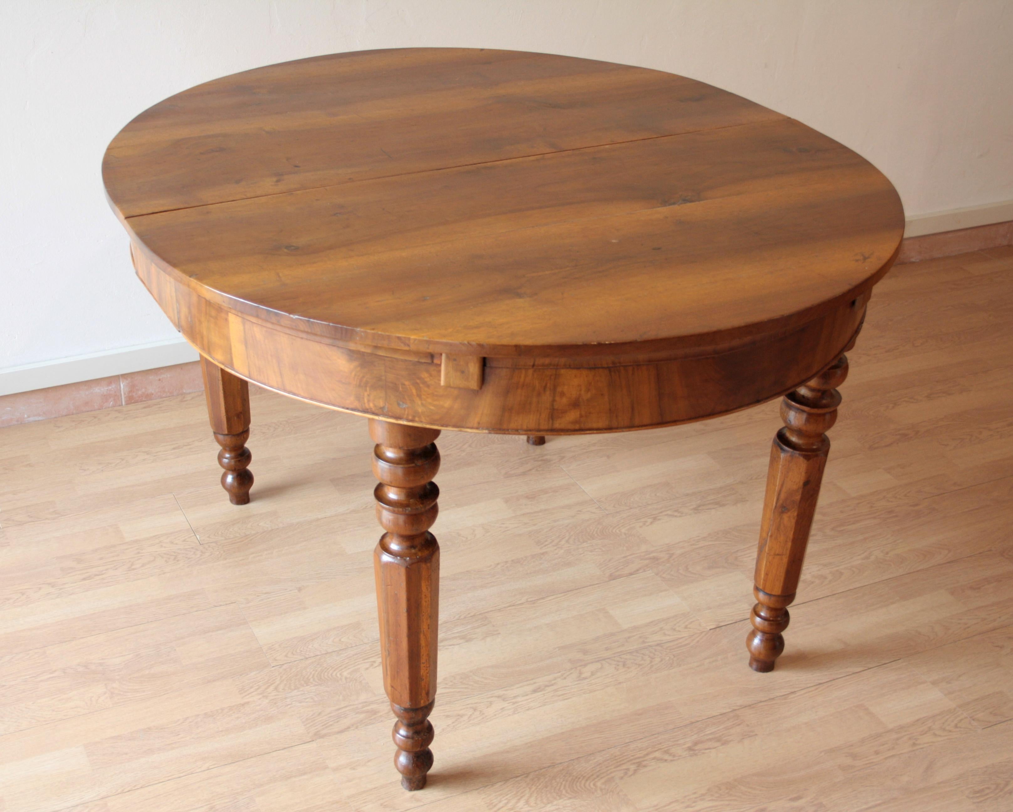 19th Century Italian Large Antique Walnut Extendable Dining Table, 1800s In Good Condition For Sale In Sant'Arsenio, Campania