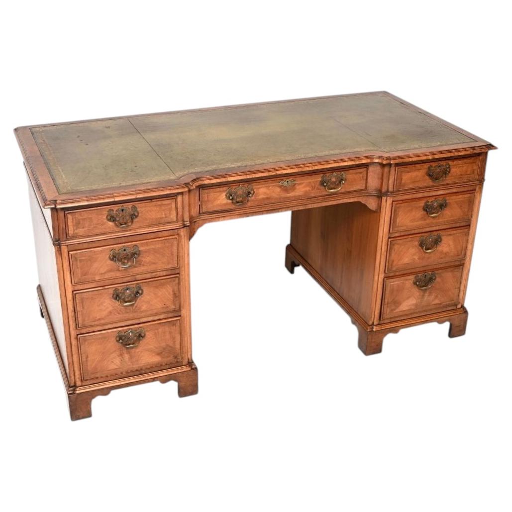 Grand bureau à caisson ancien en noyer avec plateau en cuir