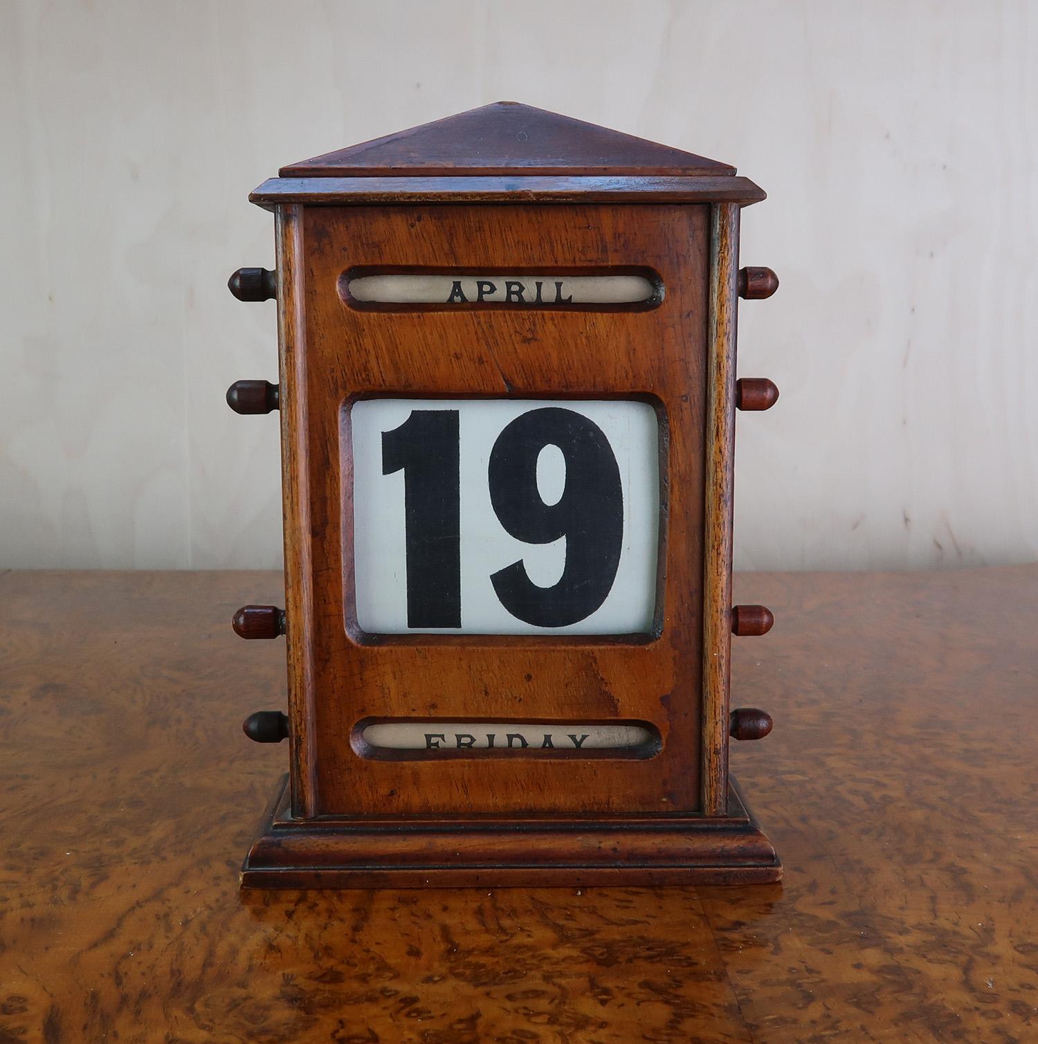Großer ewiger Tischkalender aus Nussbaumholz. Englisch, C.1900 (Edwardian) im Angebot