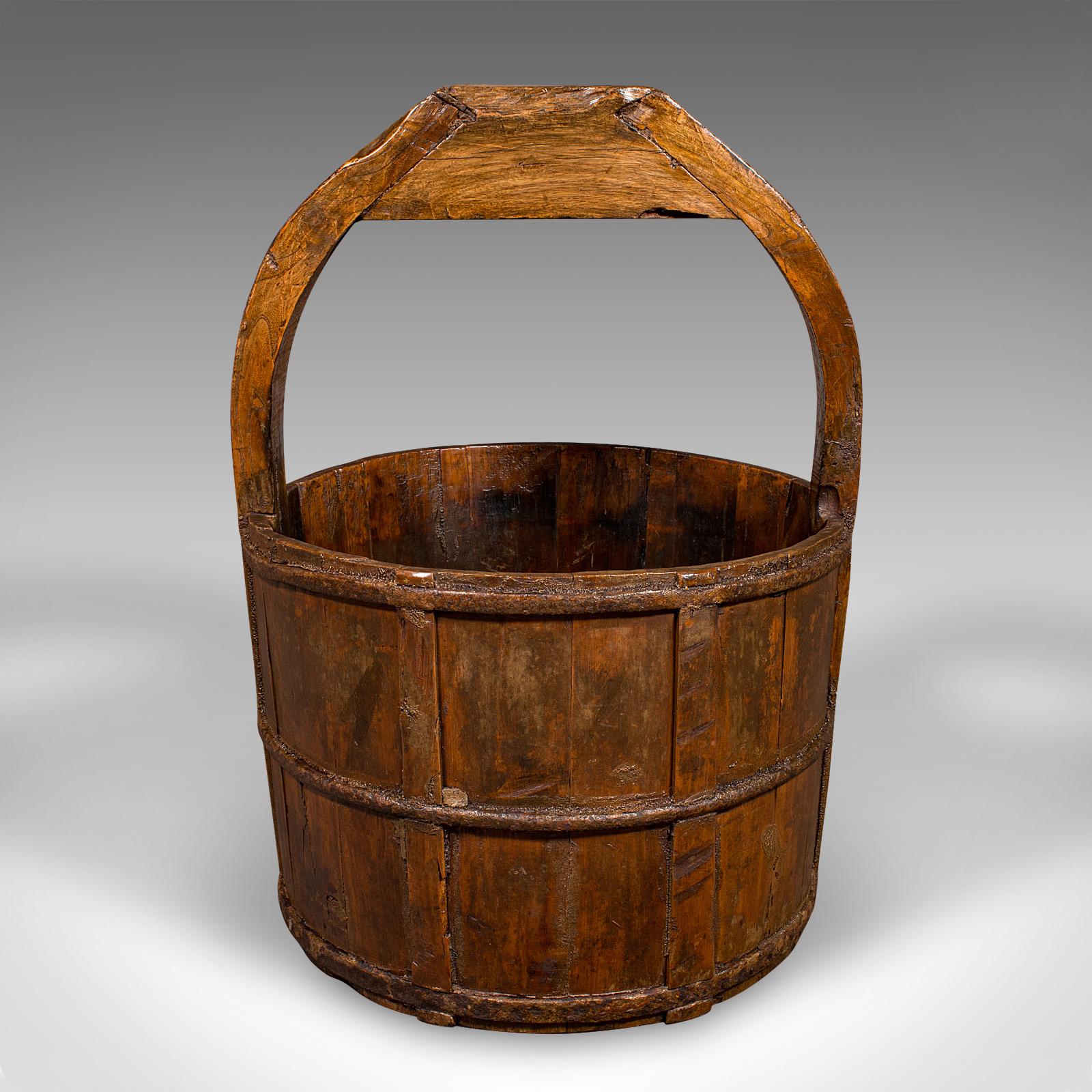 Si tratta di un'antica benna da pozzo d'epoca georgiana che offre un fascino rustico e un uso versatile, risalente al 1800 circa. Questo pezzo d'antiquariato di proprietà vanta un'artigianalità piacevolmente naif e un'estetica meravigliosa e