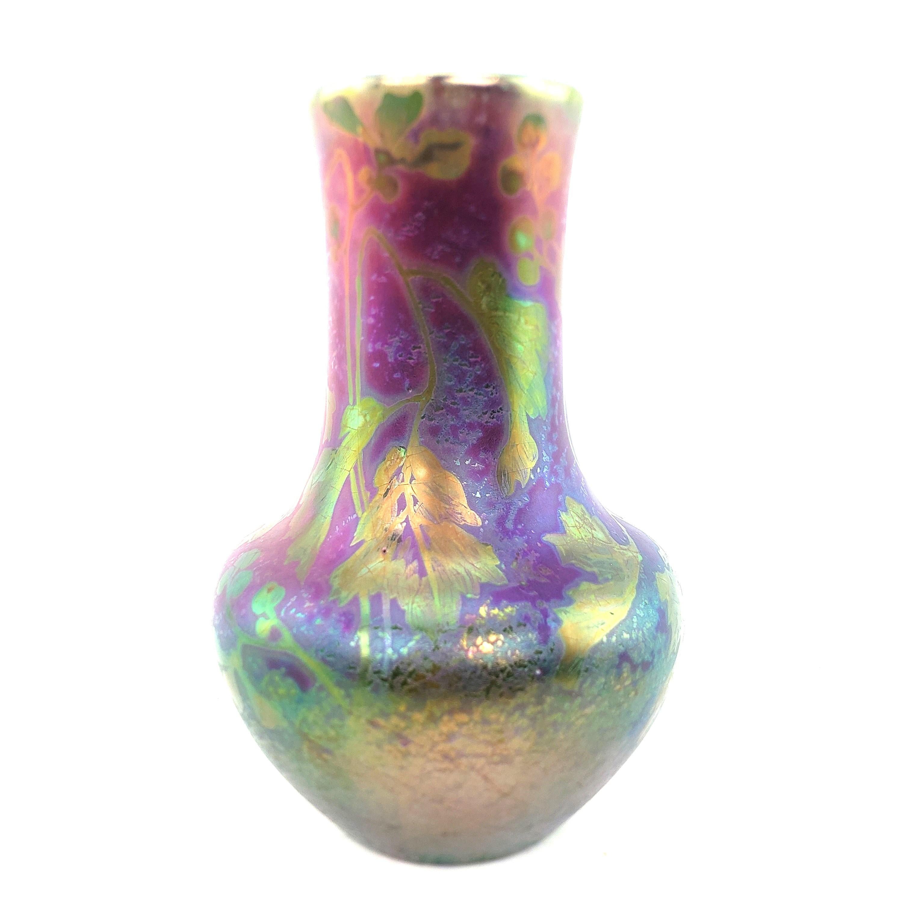 Vernissé Grand vase d'art irisé Weller Sicard avec fleurs stylisées en vente