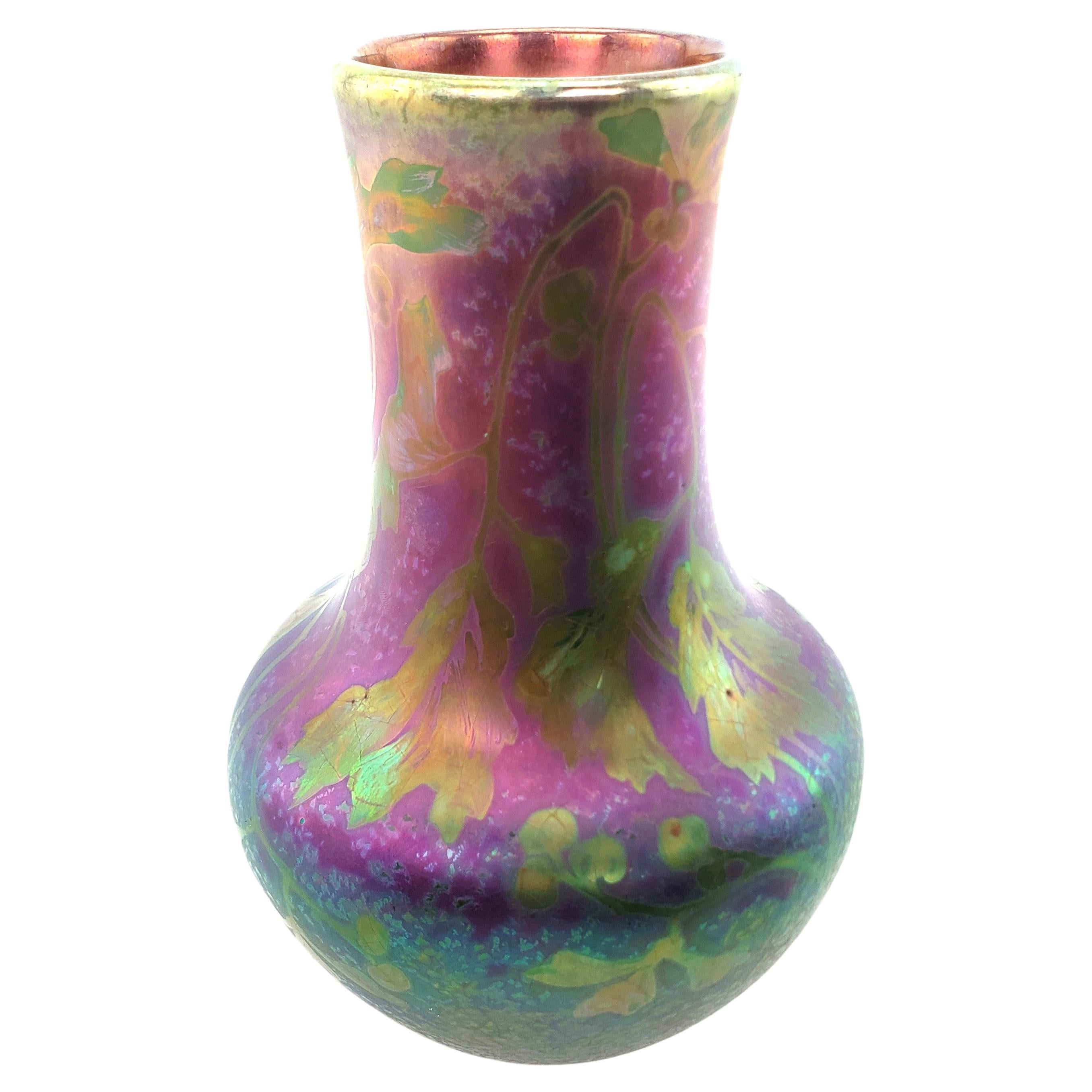 Grand vase d'art irisé Weller Sicard avec fleurs stylisées