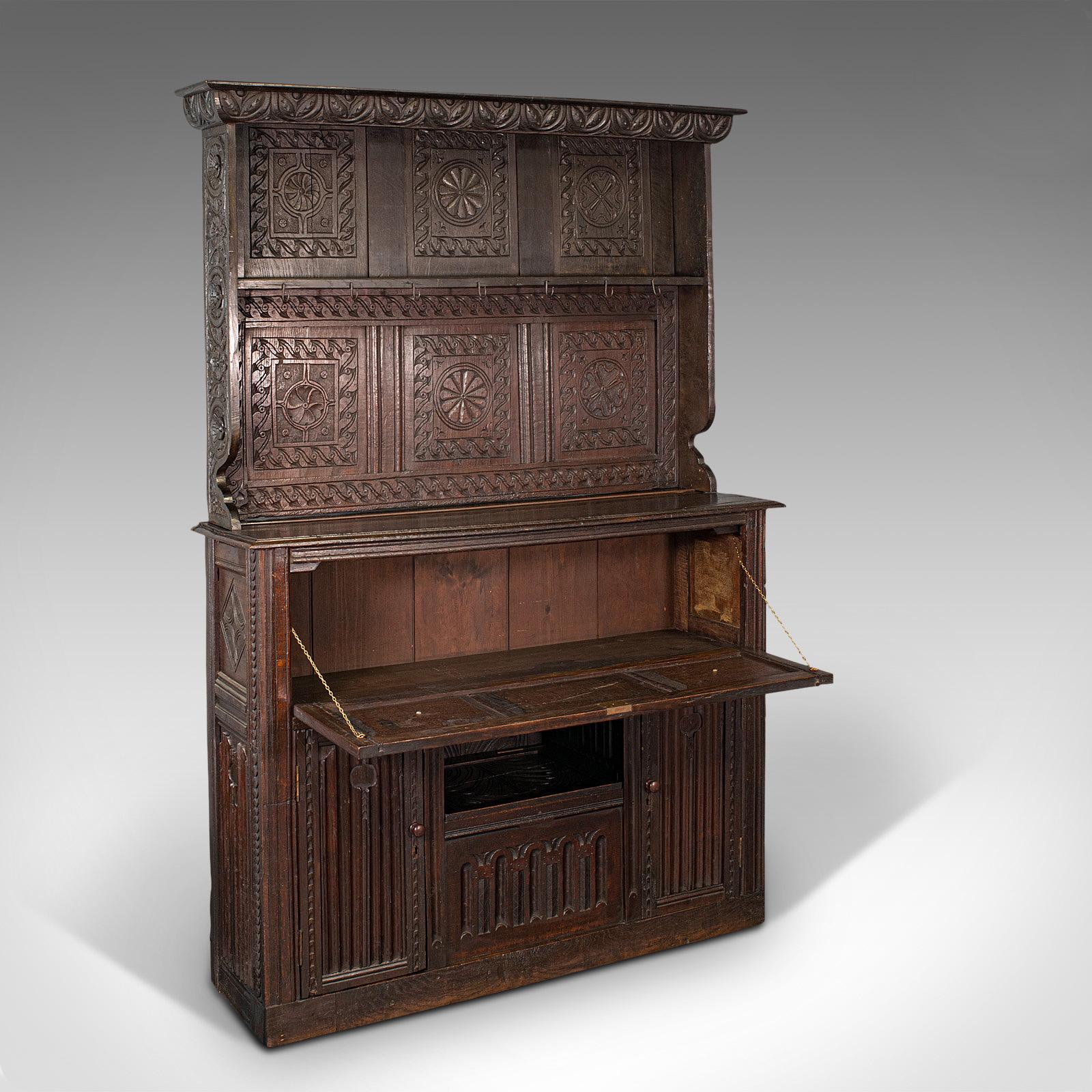 This is a large antique welsh dresser. A British, dark stained oak sideboard cabinet, dating to the William III period of the 17th century and later, circa 1700.

Of impressive proportions and striking decoration
Displays a desirable aged