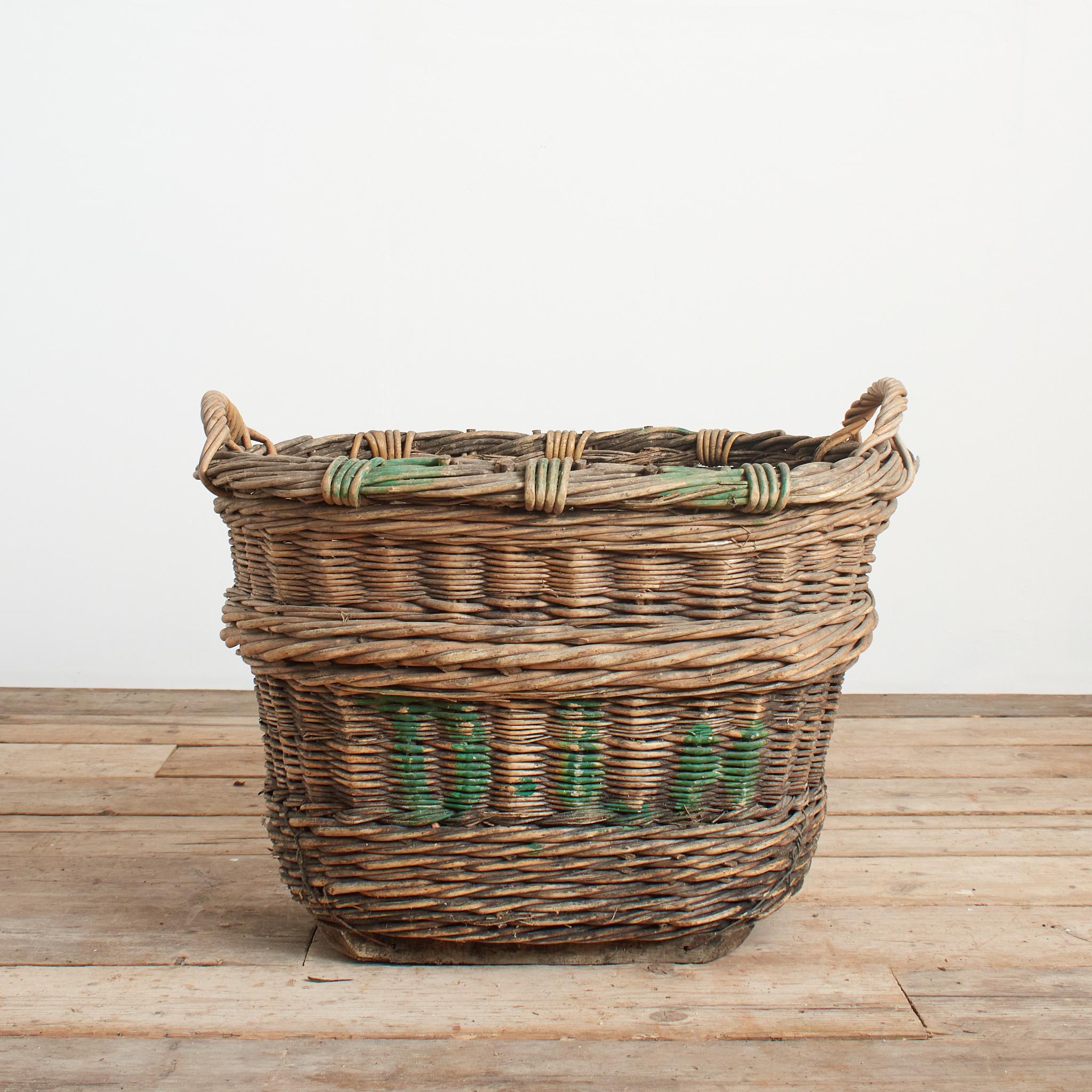 Antique French Champagne Harvest Log Basket -Z

Un bellissimo cesto da champagne in vimini fatto a mano, proveniente dalla Francia e utilizzato per la raccolta dell'uva nella regione dello champagne. I marchi identificano il coltivatore e il vigneto