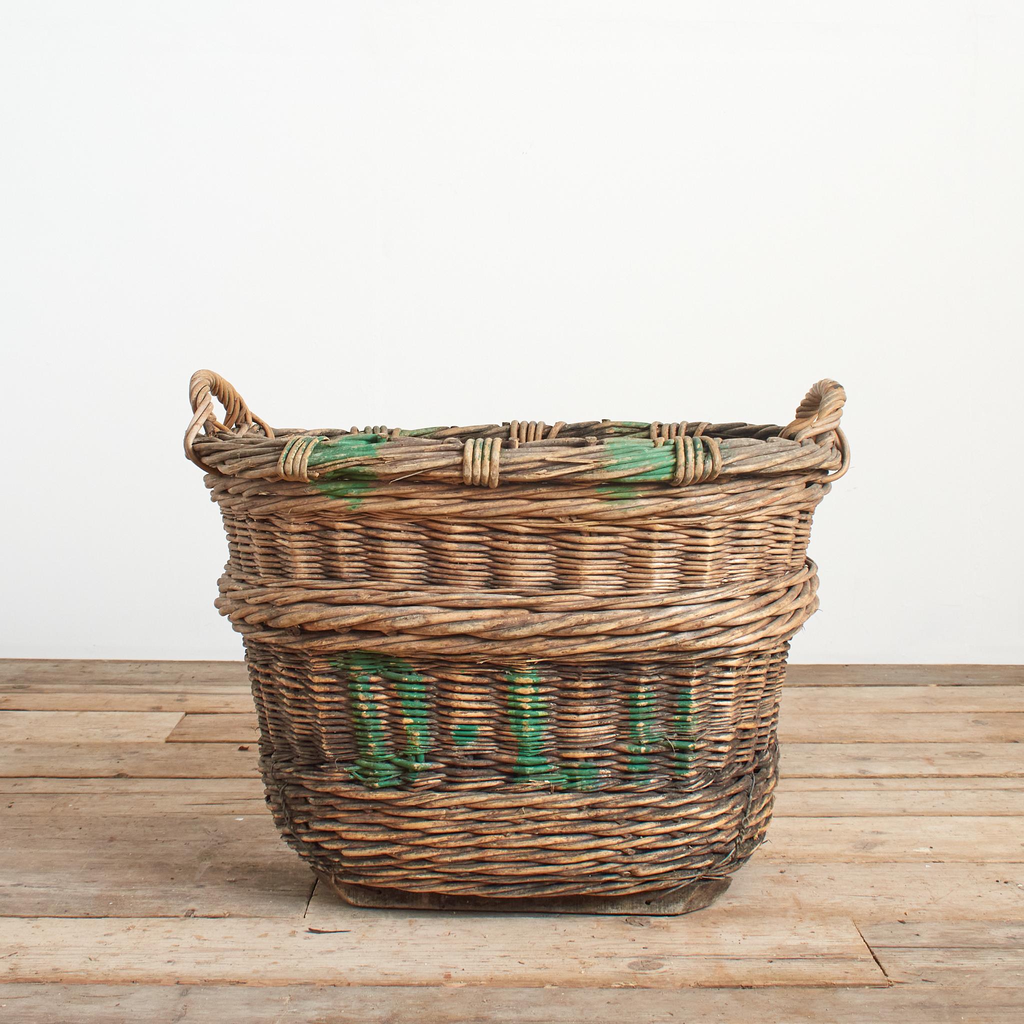 Stile provenzale Grande cesto di vimini francese per la vendemmia dell'uva di champagne in vendita