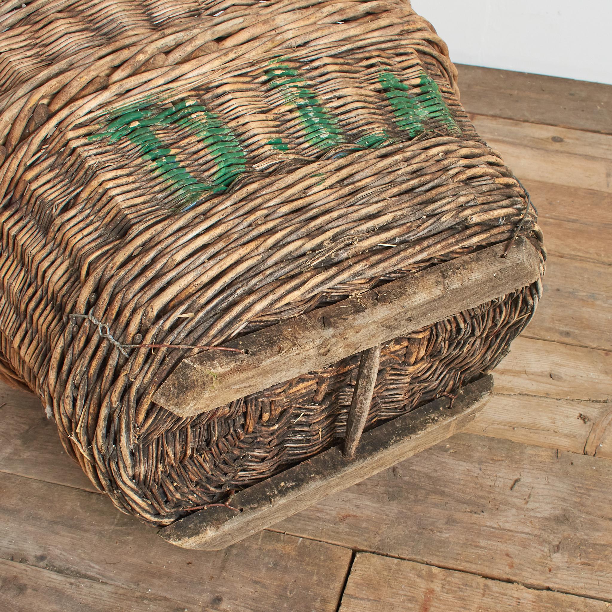 Tessuto a mano Grande cesto di vimini francese per la vendemmia dell'uva di champagne in vendita