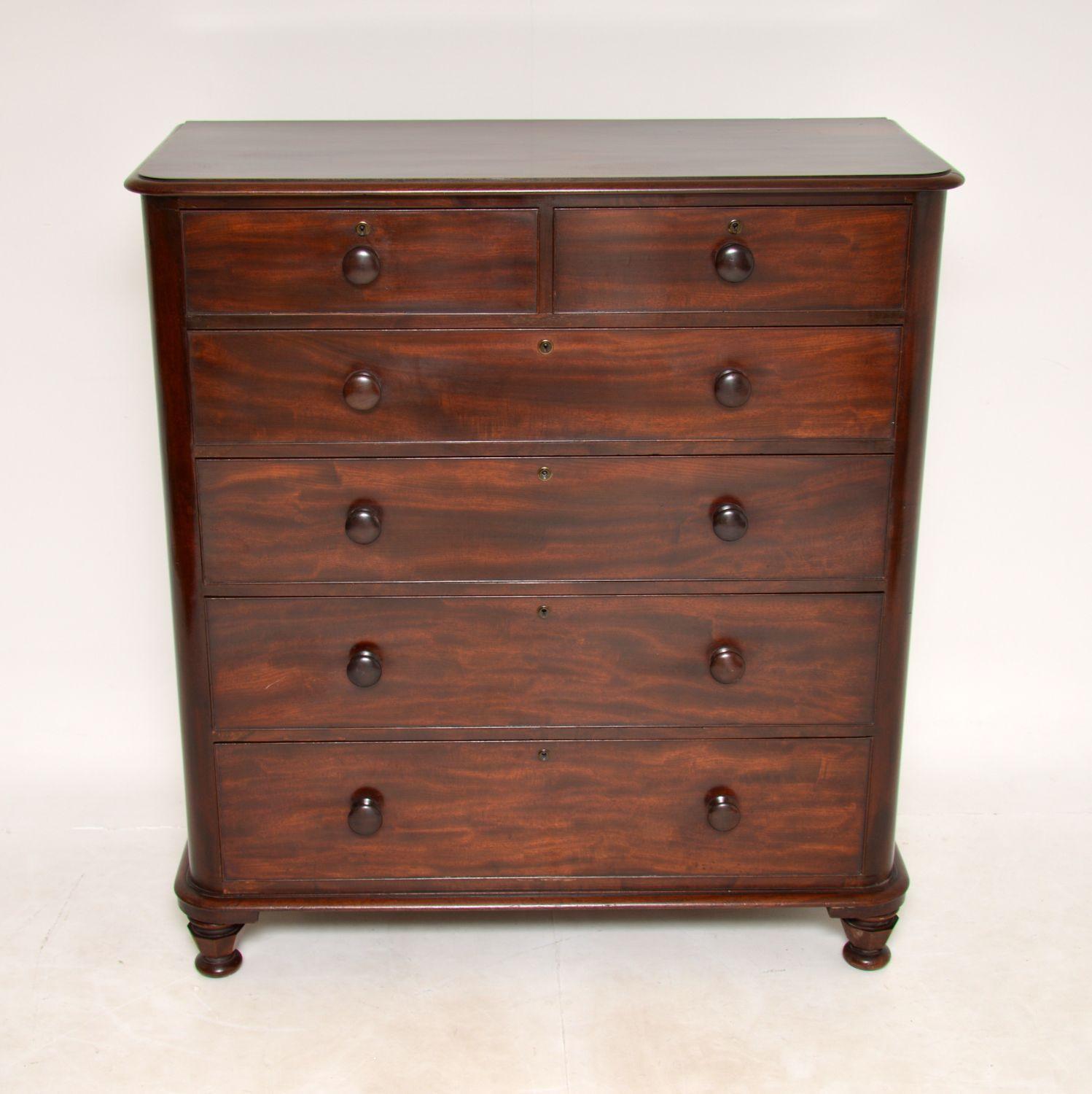 A large and top quality William IV period chest of drawers in solid wood, made in England & dating from around the 1830-1840’s period.
The quality is outstanding, this is extremely well made and contains lots of storage space. The wood has a