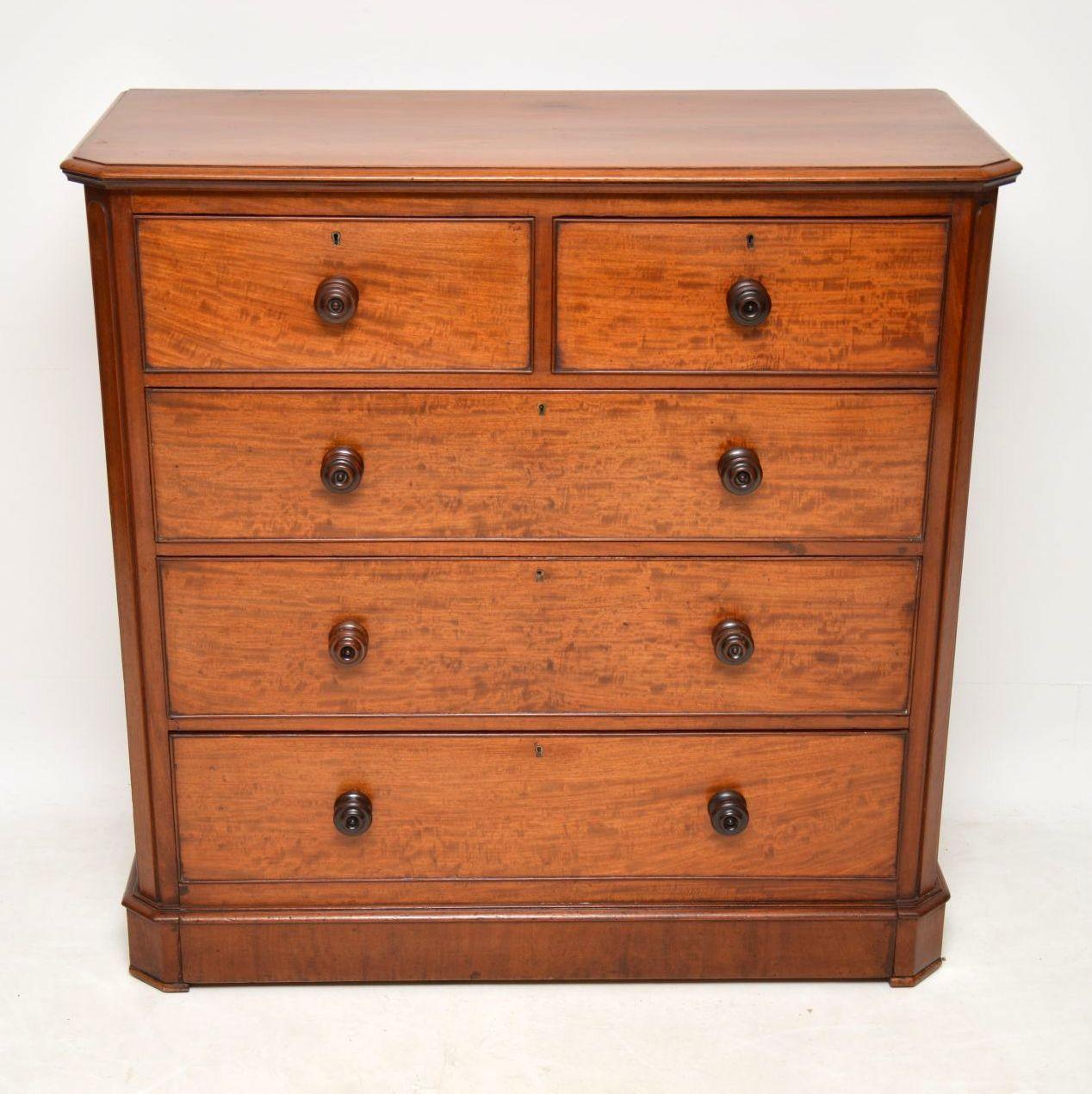 Large antique William IV mahogany chest of drawers. This is a fabulous quality and great looking large antique chest of drawers. It’s William IV dating to circa 1830s-4019s period in mahogany with a solid mahogany top, canted corners and a plinth
