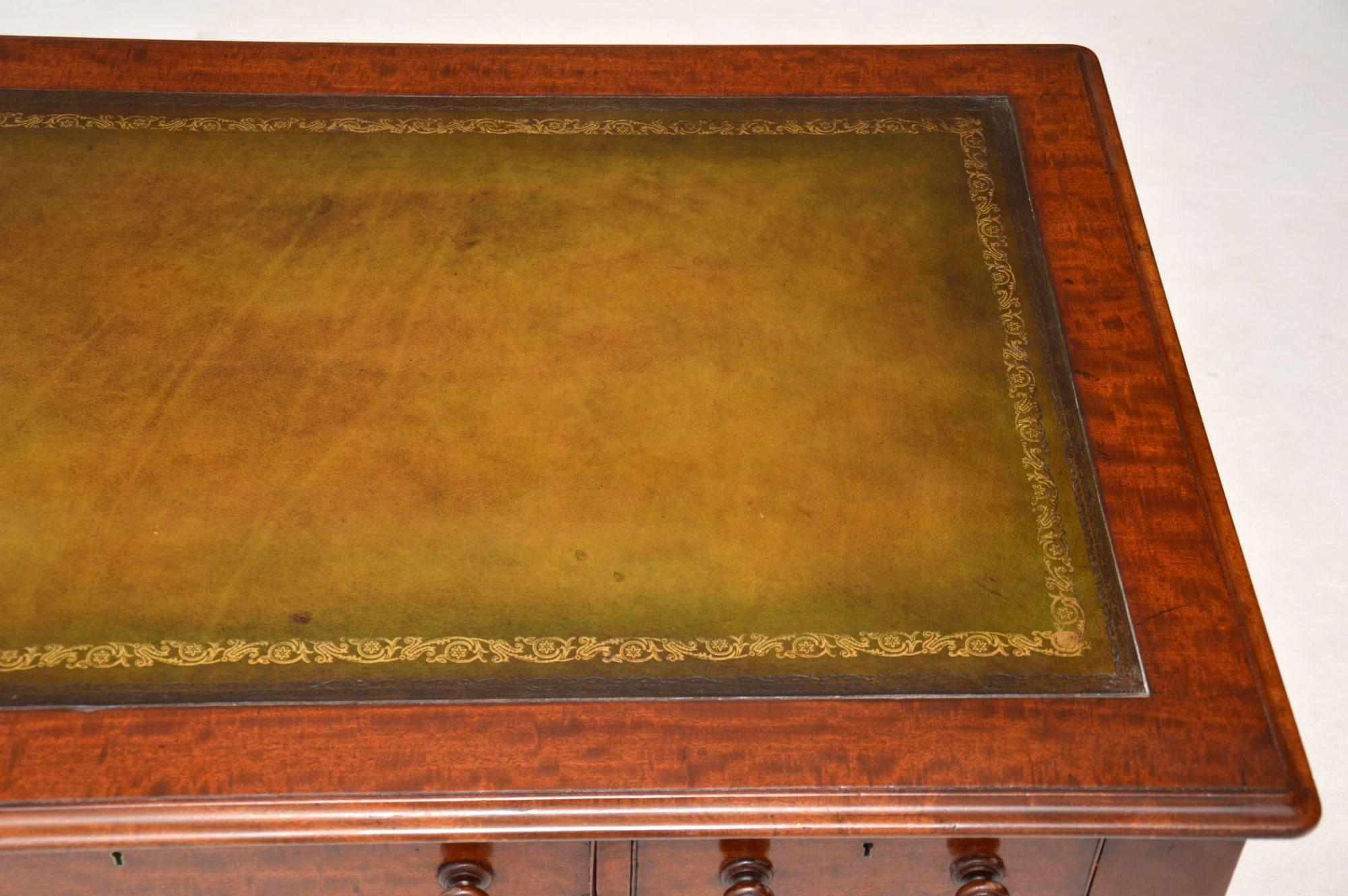 Large Antique William IV Mahogany Leather Top Writing Table or Desk In Good Condition In London, GB