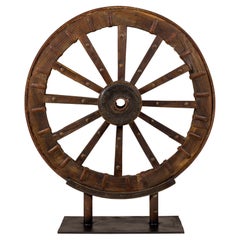 Grande roue de chariot en bois et métal ancien montée sur socle personnalisé