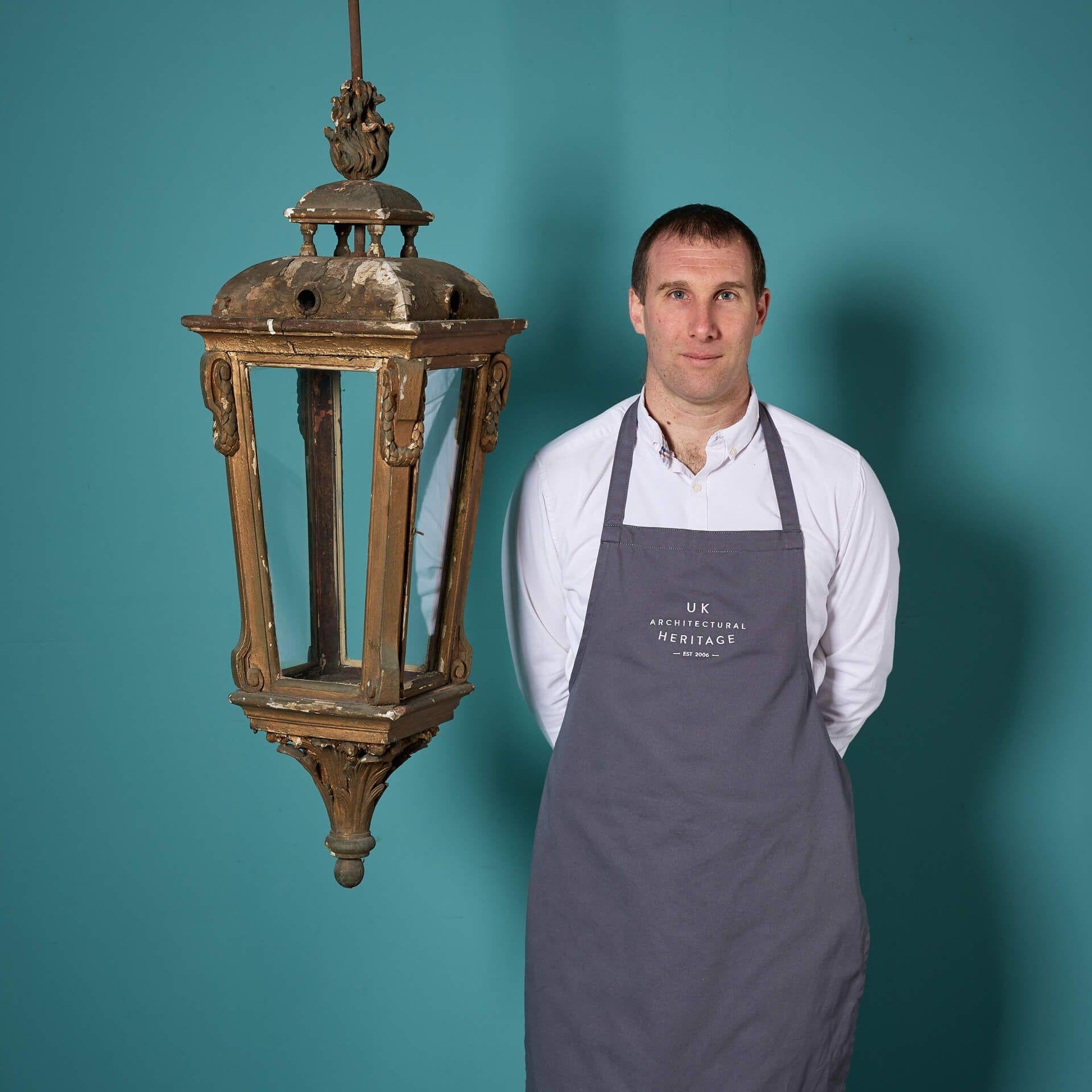 Farol colgante antiguo de madera y cristal, grande y elegante, hacia 1800.

A diferencia de otras lámparas similares a ésta en estilo, que tradicionalmente se fabrican en metal, este farol está hecho completamente de pino con elementos artesanales y