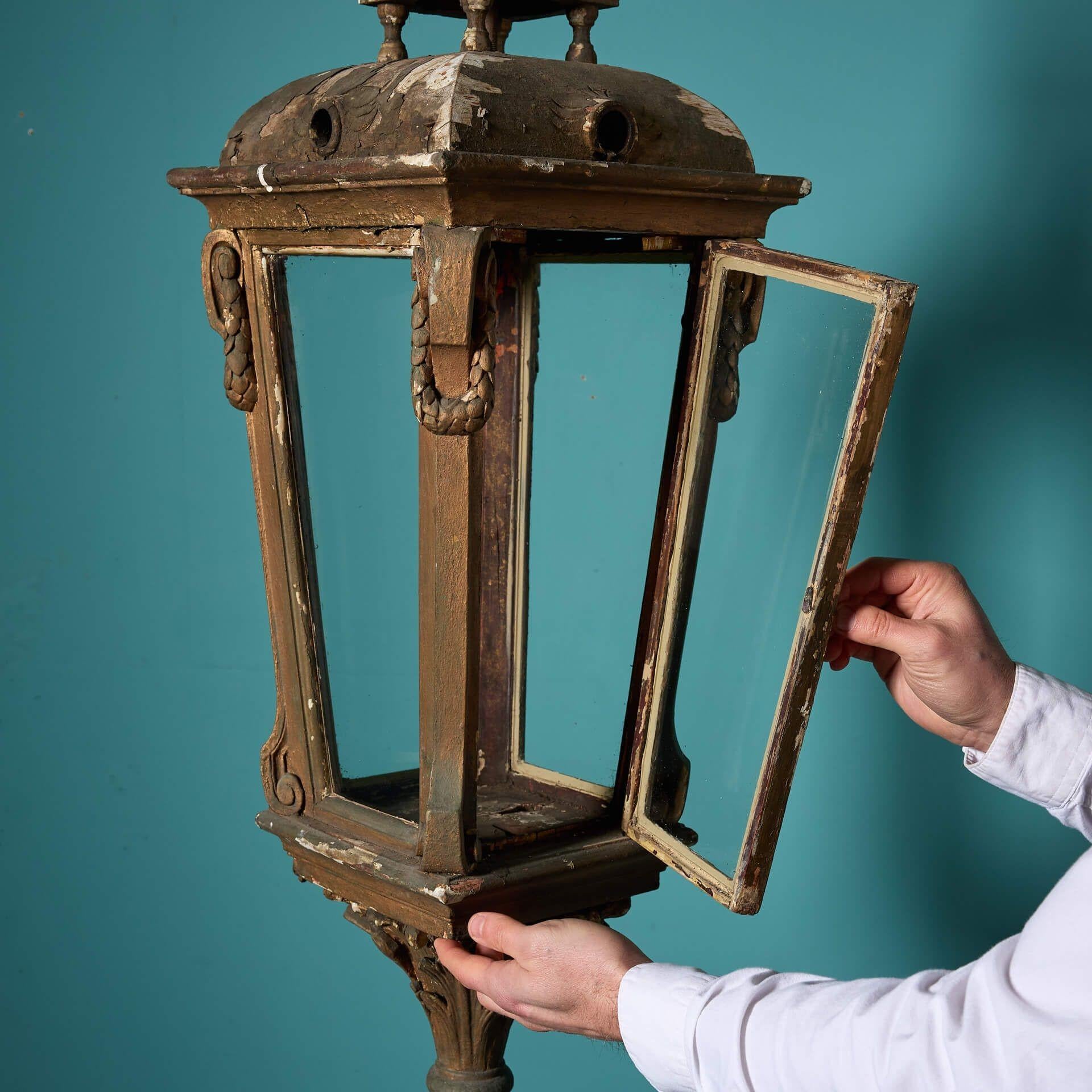 Gran farol colgante antiguo de madera y cristal Regencia en venta