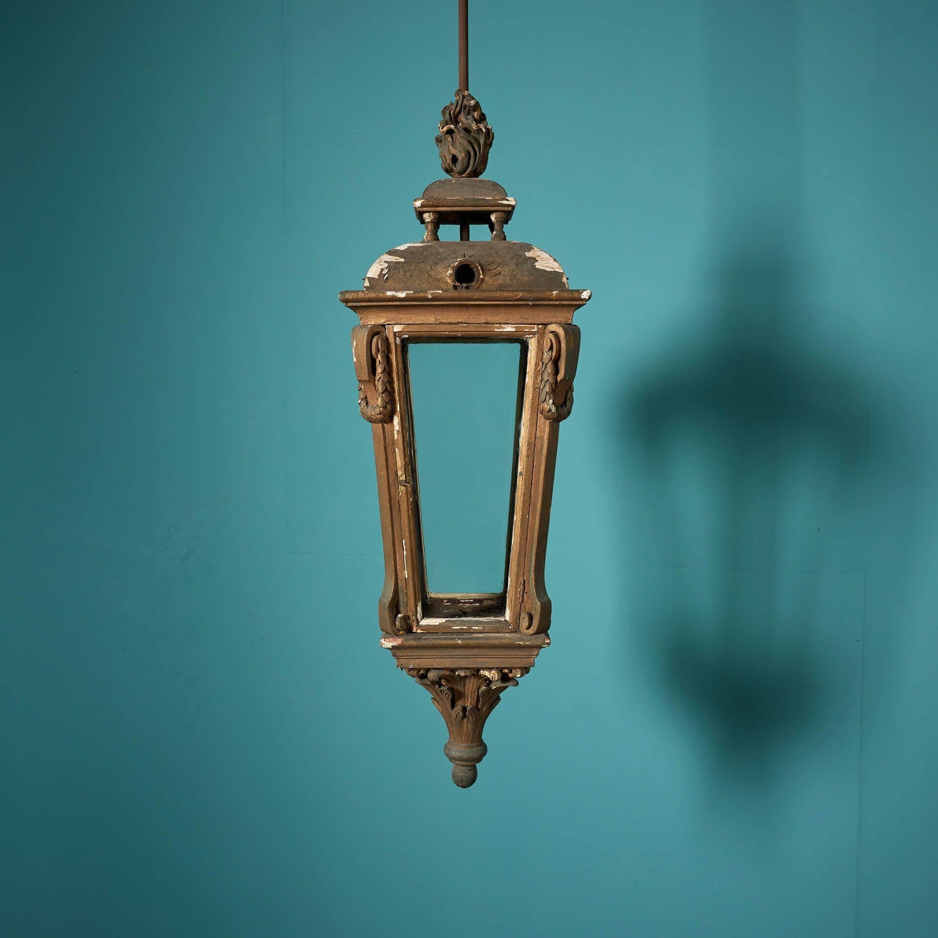Gran farol colgante antiguo de madera y cristal en venta 1