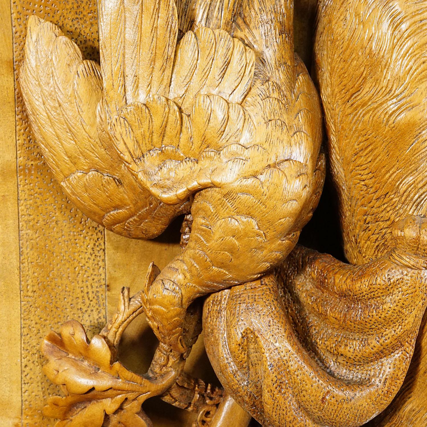 Grande plaque ancienne en bois sculpté représentant un cerf dans la Black Forest en vente 3