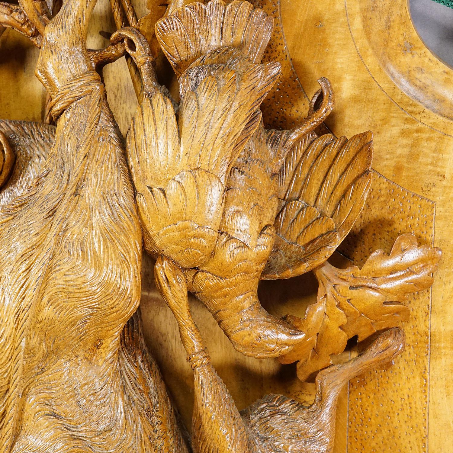 Grande plaque ancienne en bois sculpté représentant un cerf dans la Black Forest en vente 4