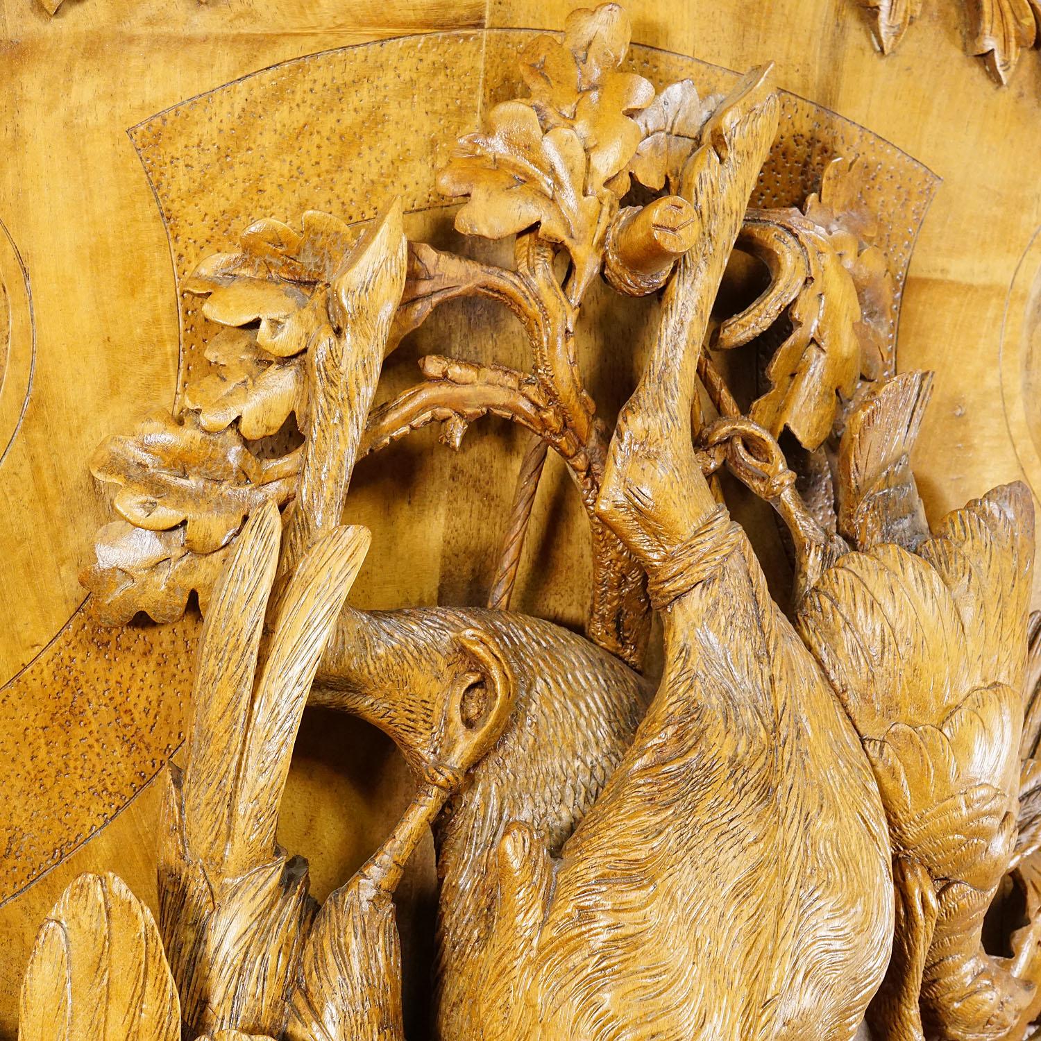 Grande plaque ancienne en bois sculpté représentant un cerf dans la Black Forest en vente 5