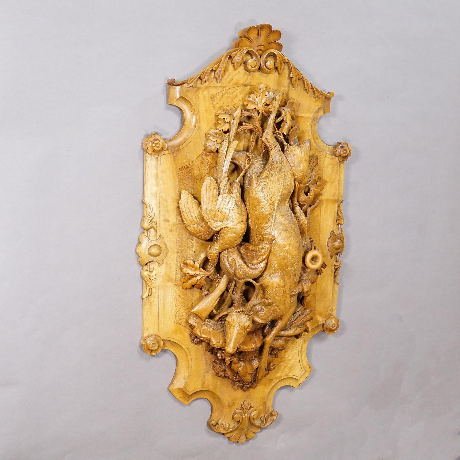 Grande plaque ancienne en bois sculpté représentant un cerf dans la Black Forest

Plaque de chasse ancienne en bois avec une sculpture impressionnante d'un cerf, d'un renard, d'un faisan, d'une caille et d'accessoires de chasse. De la Forêt-Noire,